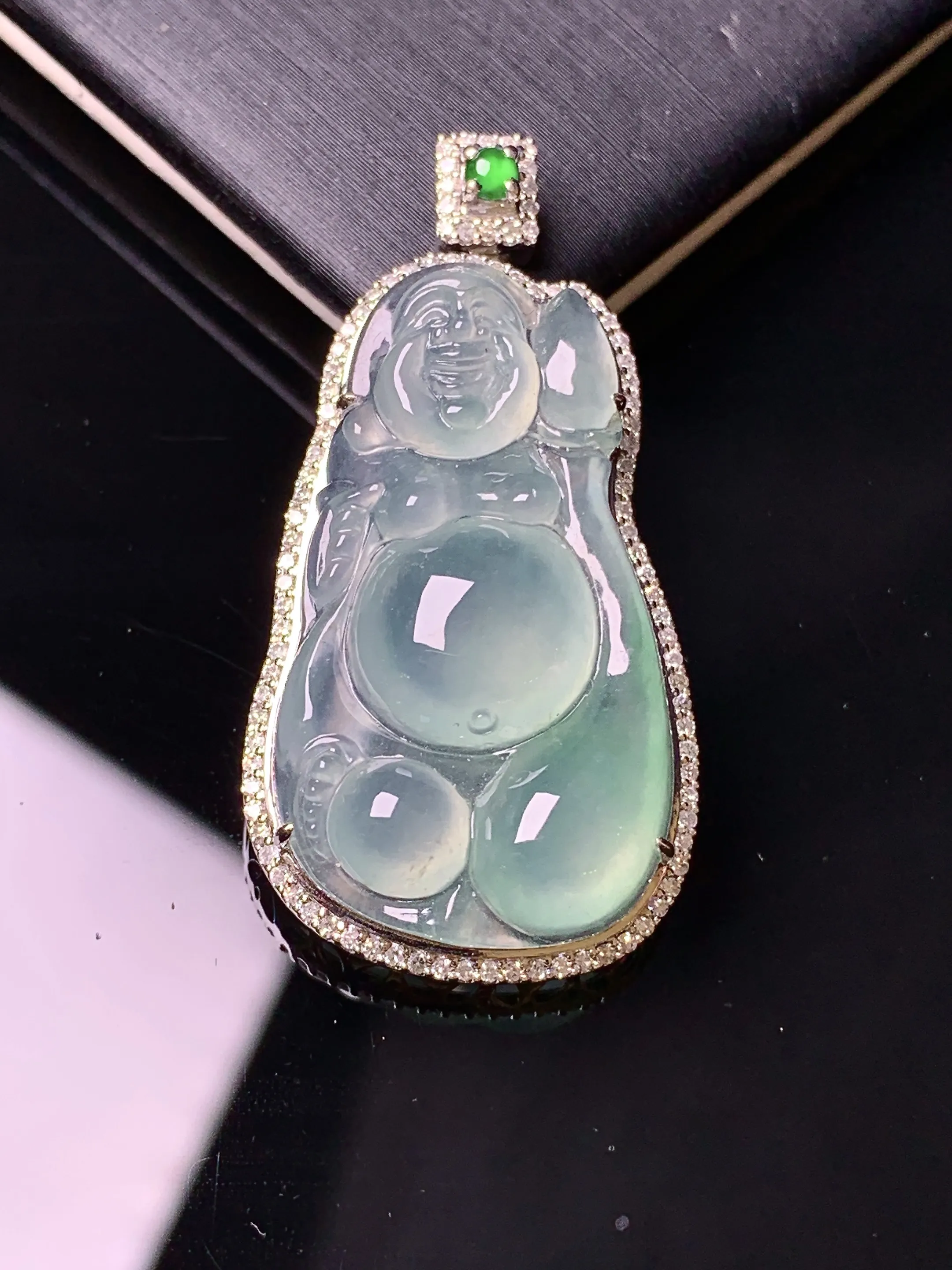 18金钻镶嵌飘绿逍遥佛公吊坠 玉质细腻 色泽清新艳丽 整体尺寸37.5*19.2*8.5