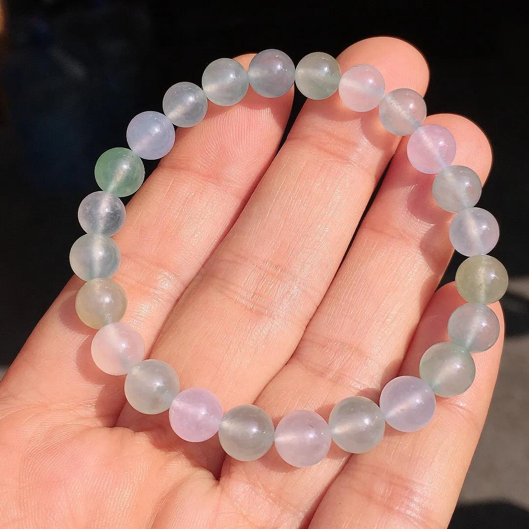 冰种珠子手串，色泽均匀艳丽，玉质细腻，荧光感超
强，饱满圆润，尽显优雅气质，