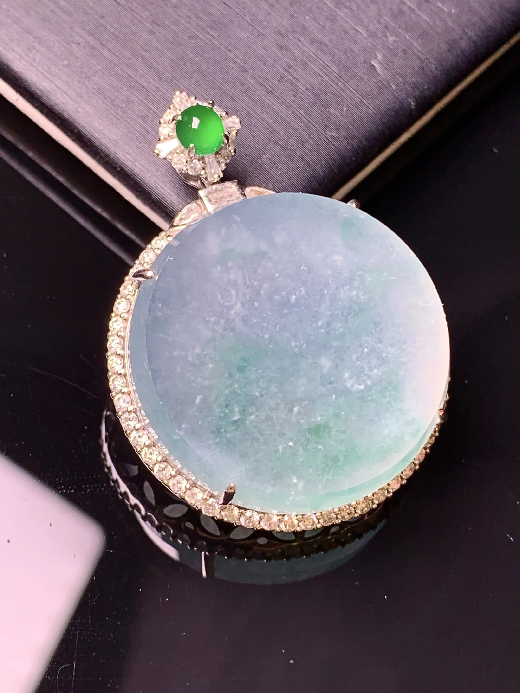 18金钻镶嵌飘绿圆牌吊坠 玉质细腻 色泽清新艳丽 整体尺寸36.2*27.3*9.2