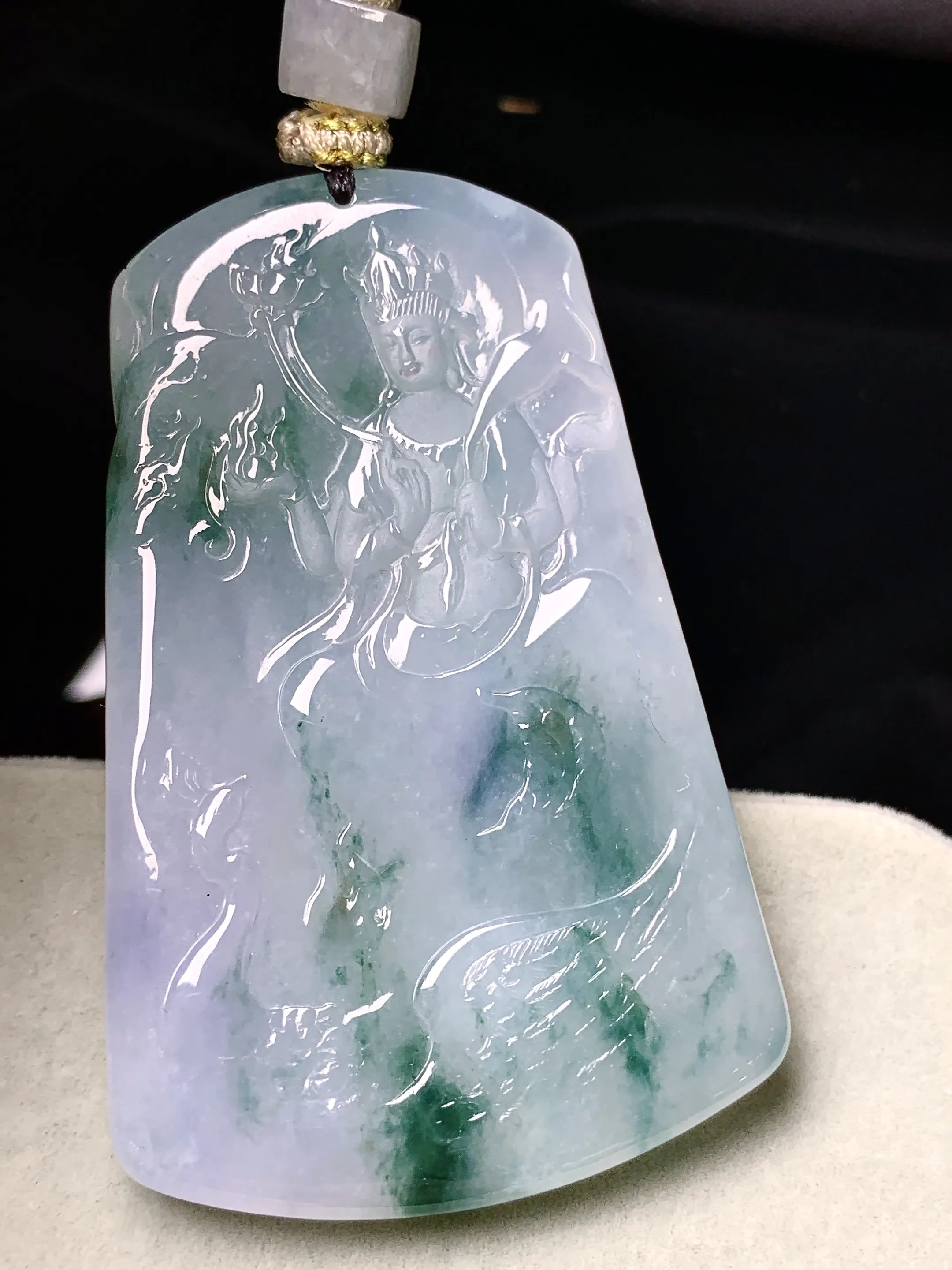 飘绿普贤观音菩萨吊坠 玉质细腻 色泽清新艳丽 整体尺寸63.8*40.5*6.5