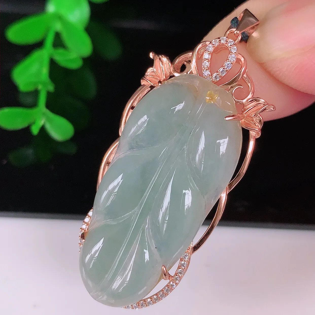 冰种翡翠叶子925银镶嵌吊坠，自然光实拍，翠色灵动，颜色漂亮，种老水足，品相佳，佩戴佳品！#103.3整体50*20*7裸石35.5*16.5