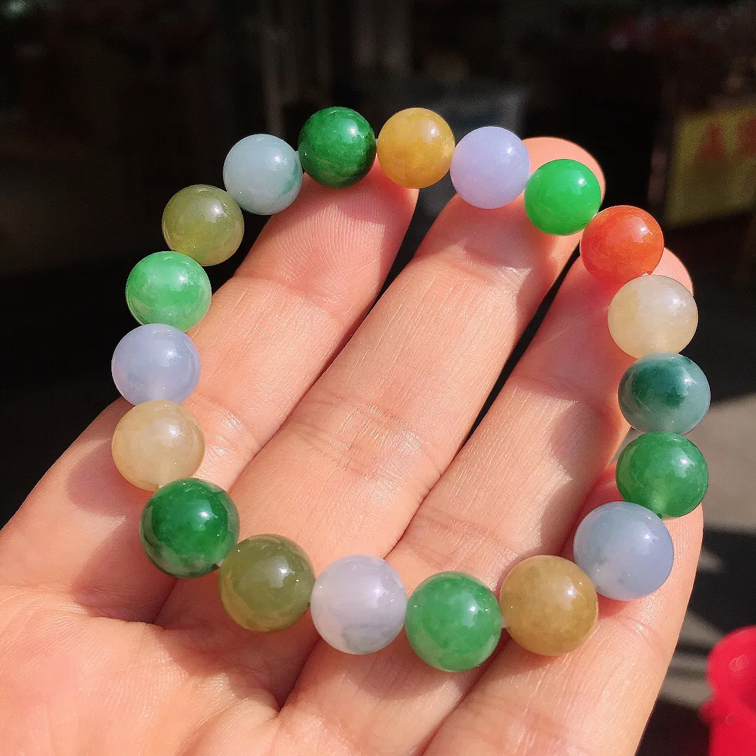 多宝手串，色泽均匀艳丽，玉质细腻，荧光感超
强，饱满圆润，尽显优雅气质