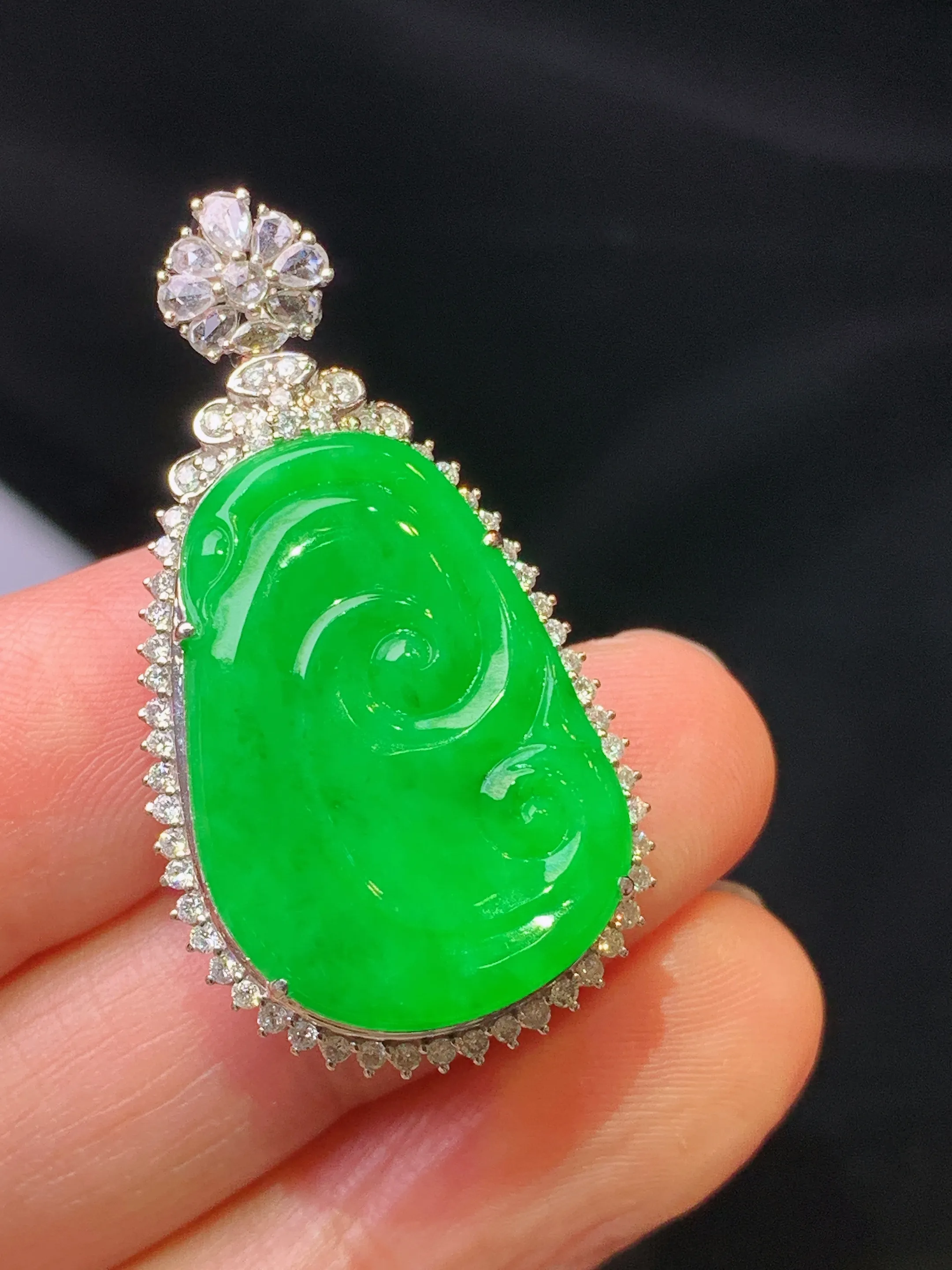 18金钻镶嵌满绿如意吊坠 玉质细腻 色泽清新艳丽 整体尺寸37.2*19.7*10