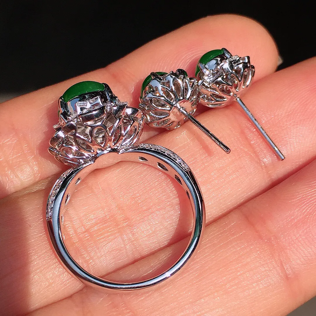 阳绿蛋面套装（耳钉+戒指），色泽均匀艳丽，玉质细腻，荧光感超
强，饱满圆润，尽显优雅气质，18k
金豪华镶嵌