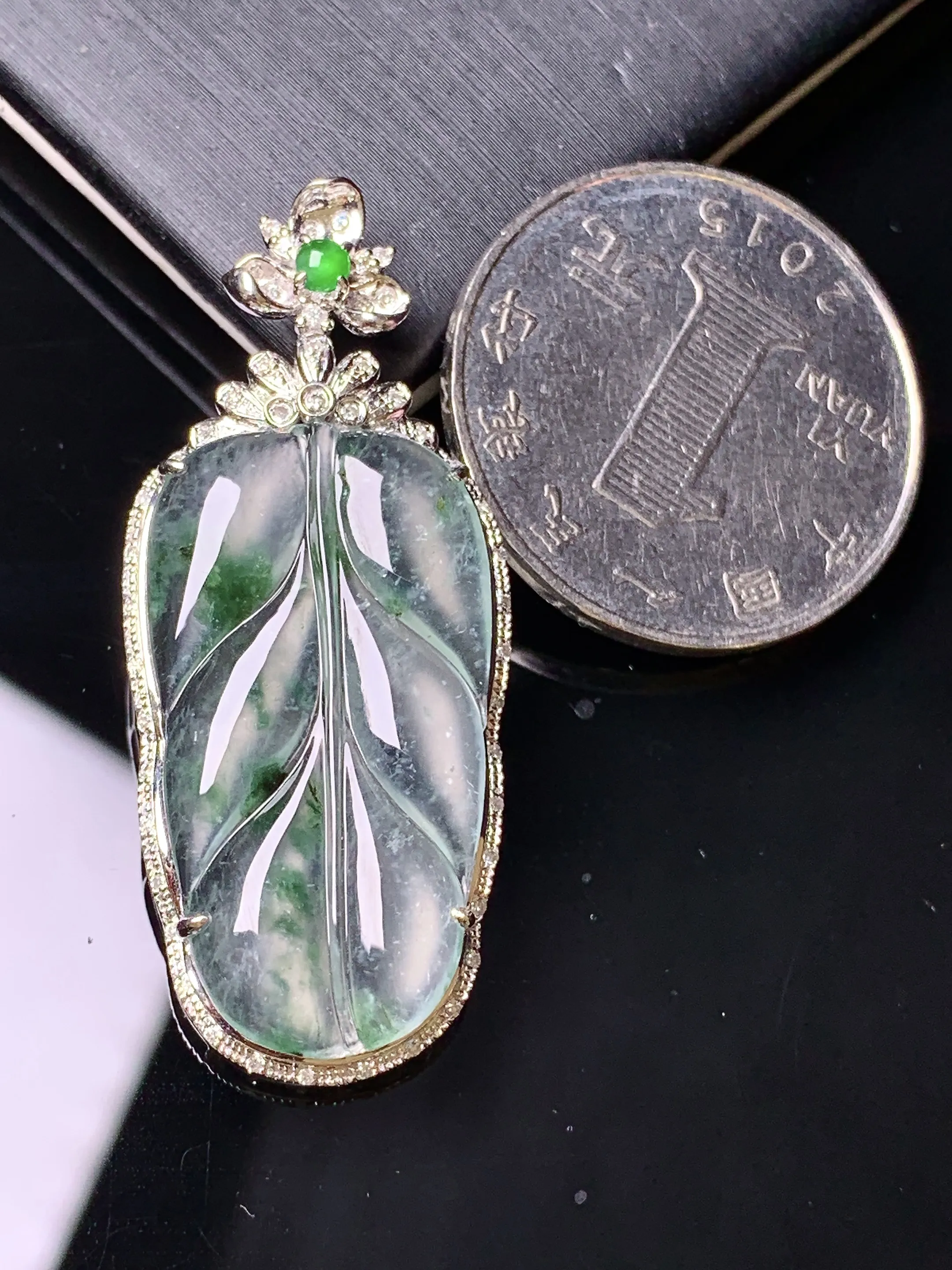 18金钻镶嵌飘绿树叶吊坠 玉质细腻 色泽清新艳丽 整体尺寸41.7*17.6*5.6