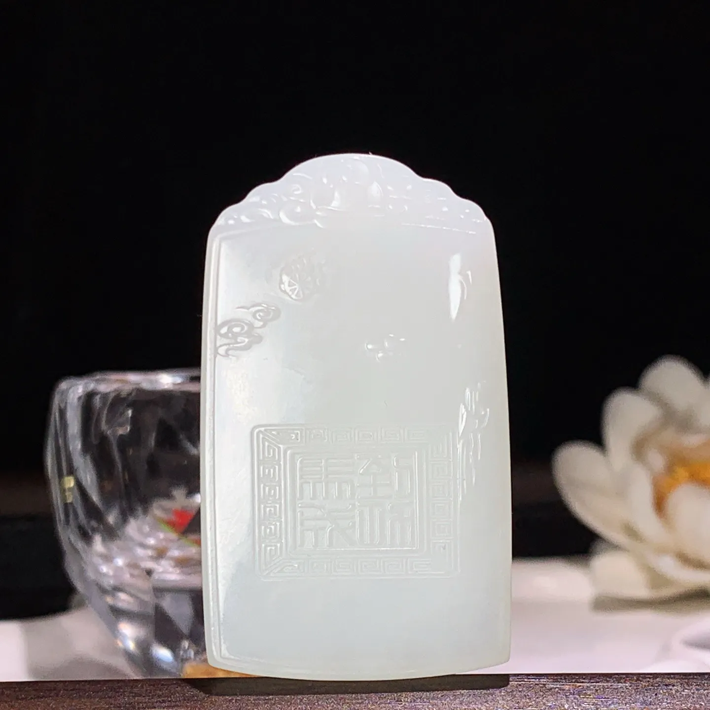 和田玉白玉马到成功牌子挂件 尺寸53/31/8重31克 无裂无杂 玉质细腻油润 底色纯净 脂粉好，品质好。lt260124