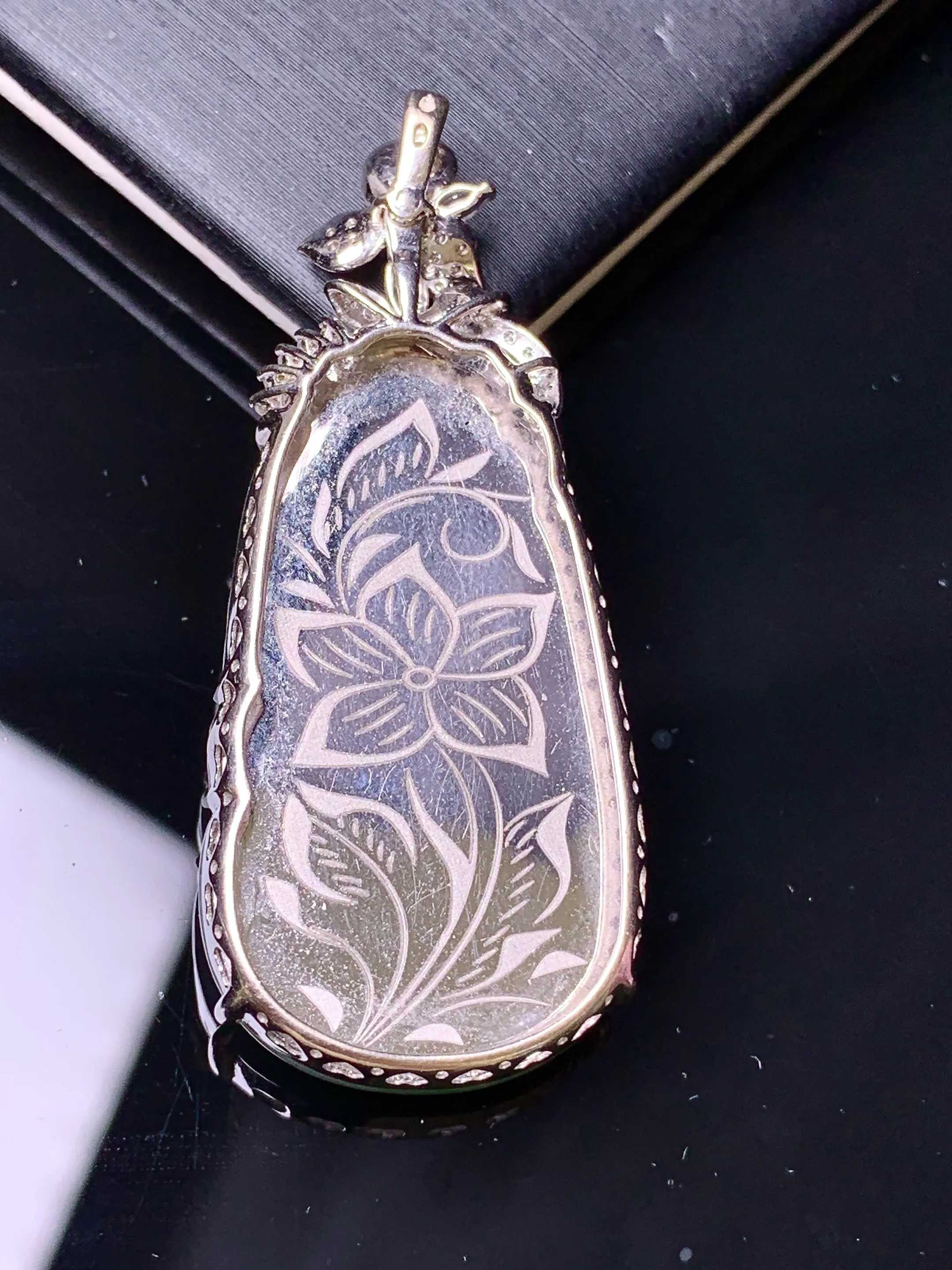 18金钻镶嵌飘绿如意吊坠 玉质细腻 色泽清新艳丽 整体尺寸44.6*19*6.2