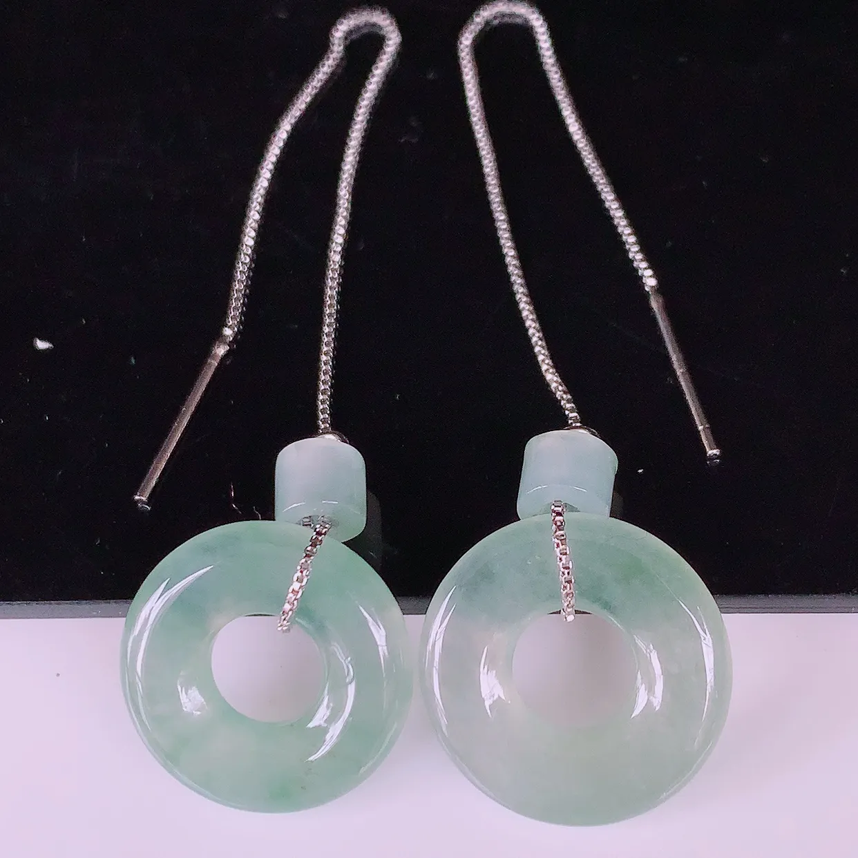 自然光实拍，冰种翡翠一对平安扣耳坠，翠色灵动，玉质细腻，颜色漂亮，品相佳，佩戴佳品！配银线 #160