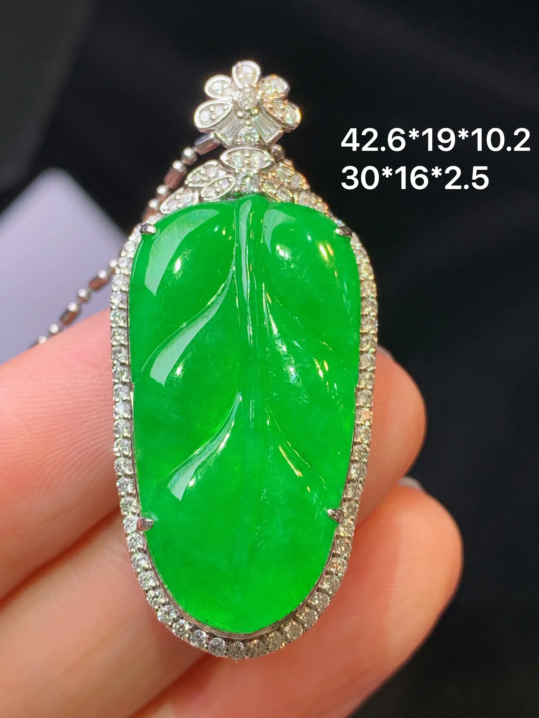 18金钻镶嵌翠绿树叶吊坠 玉质细腻 色泽清新艳丽 整体尺寸42.6*19*10.2