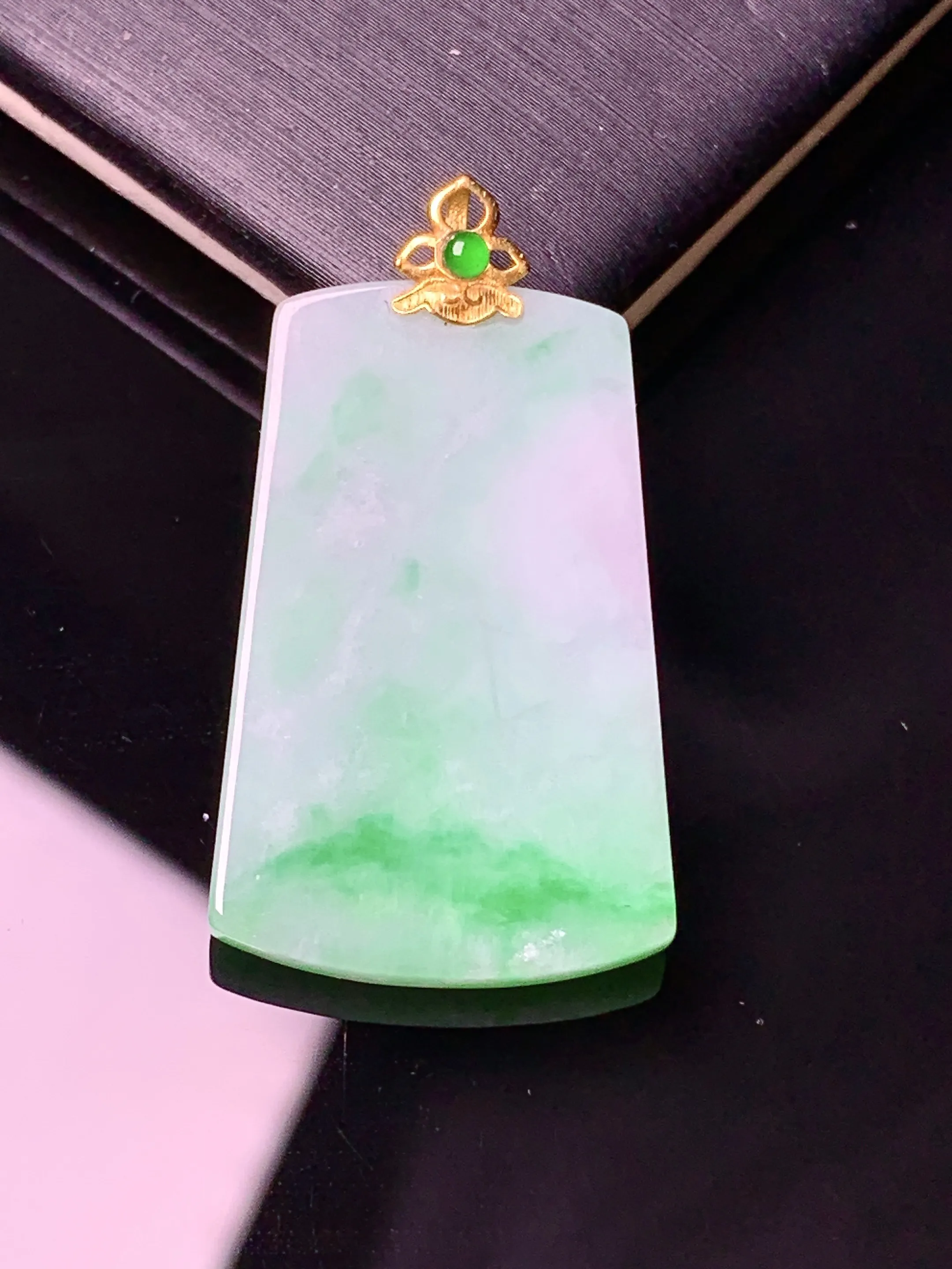 18金镶嵌飘绿无事牌吊坠 玉质细腻 色泽清新艳丽 整体尺寸32.5*17.7*2.6