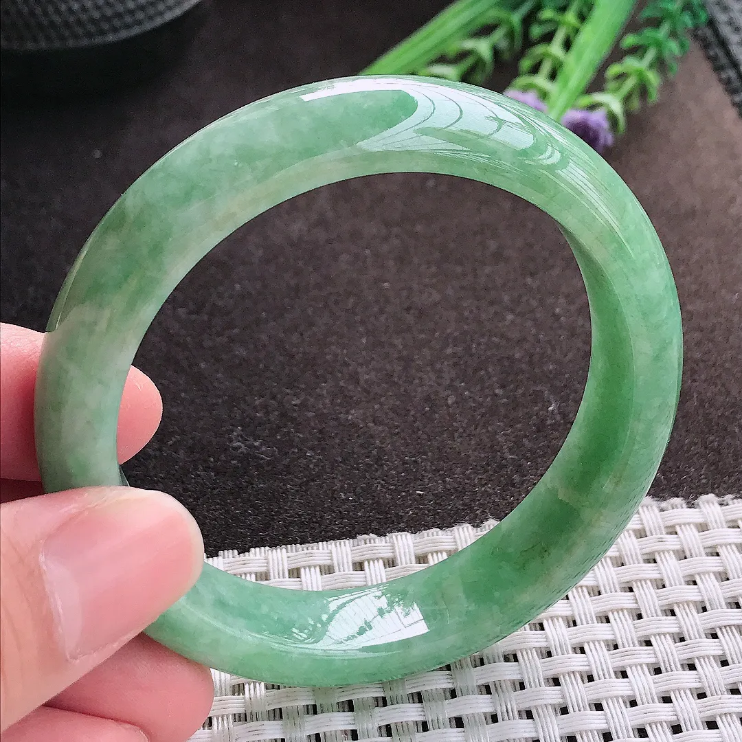 实拍A货翡翠56/13.7/8.2老坑精美满绿手镯宽边玉镯子