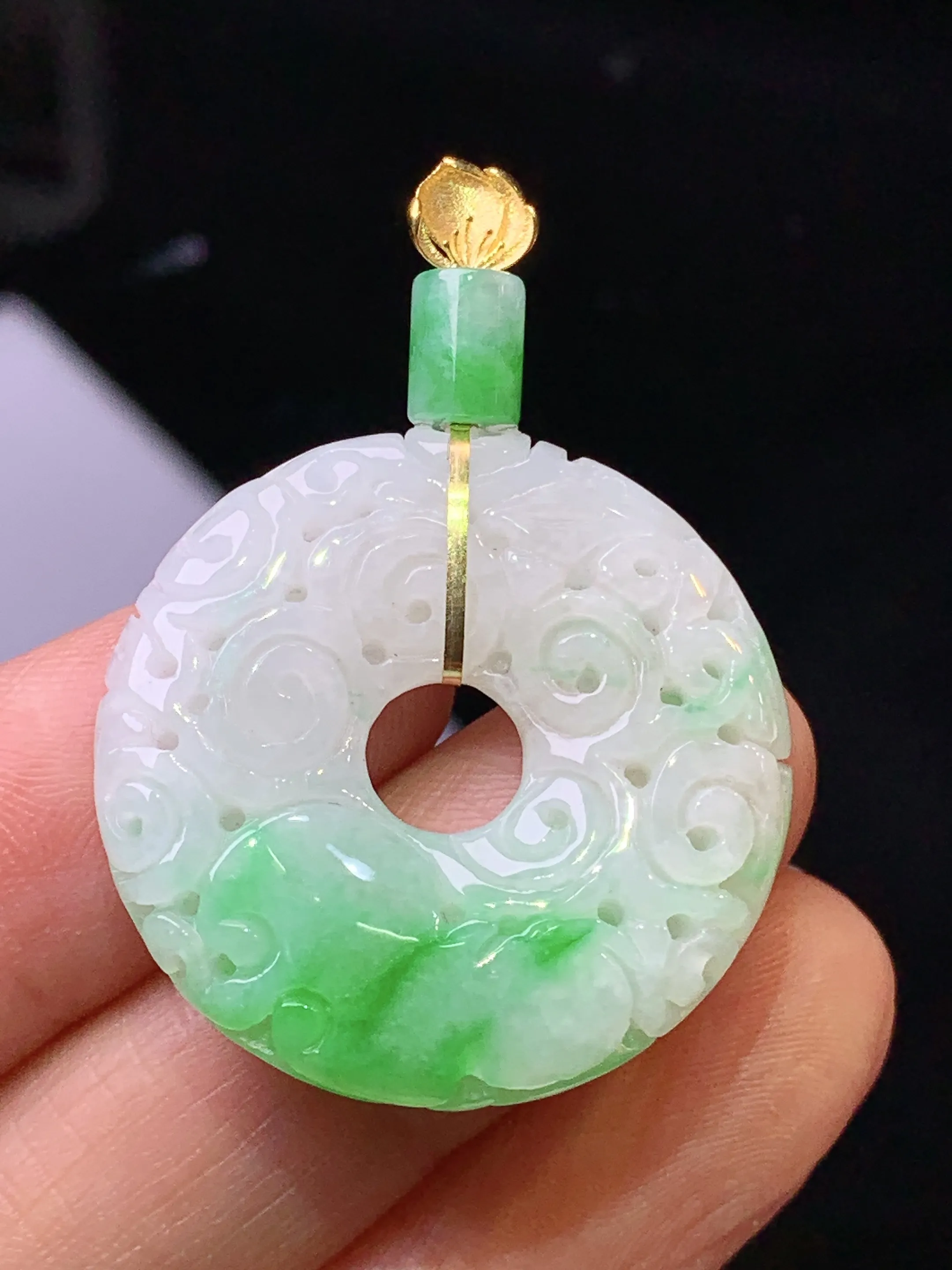 18金镶嵌飘绿仿古平安扣吊坠 玉质细腻 色泽清新艳丽 整体尺寸39.2*28*6