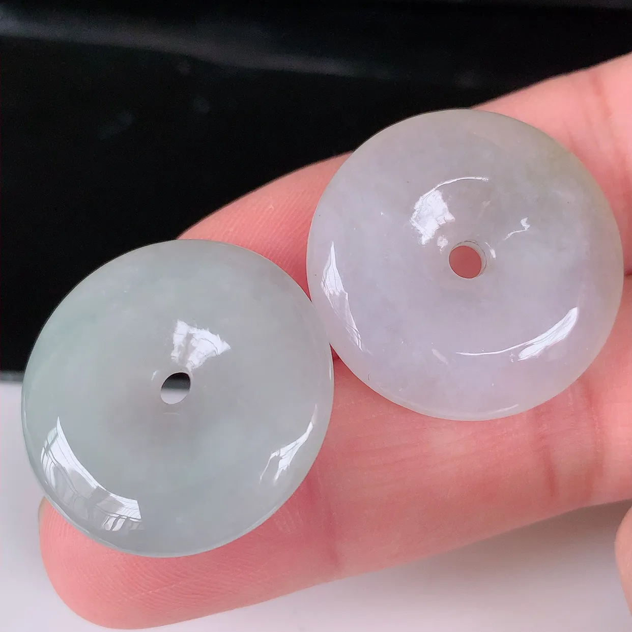 自然光实拍，冰翡翠一对平安扣吊坠，玉扣，平安是福；很美的料子，平安扣佩戴优雅迷人！#167.3尺寸26-6，26-5.6mm