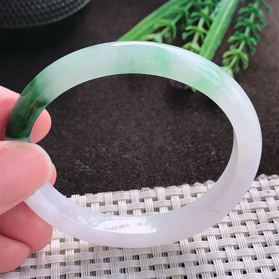 实拍A货翡翠54.5/47.5/9/6.9老坑冰润水灵飘绿花贵妃手镯宽边玉镯子