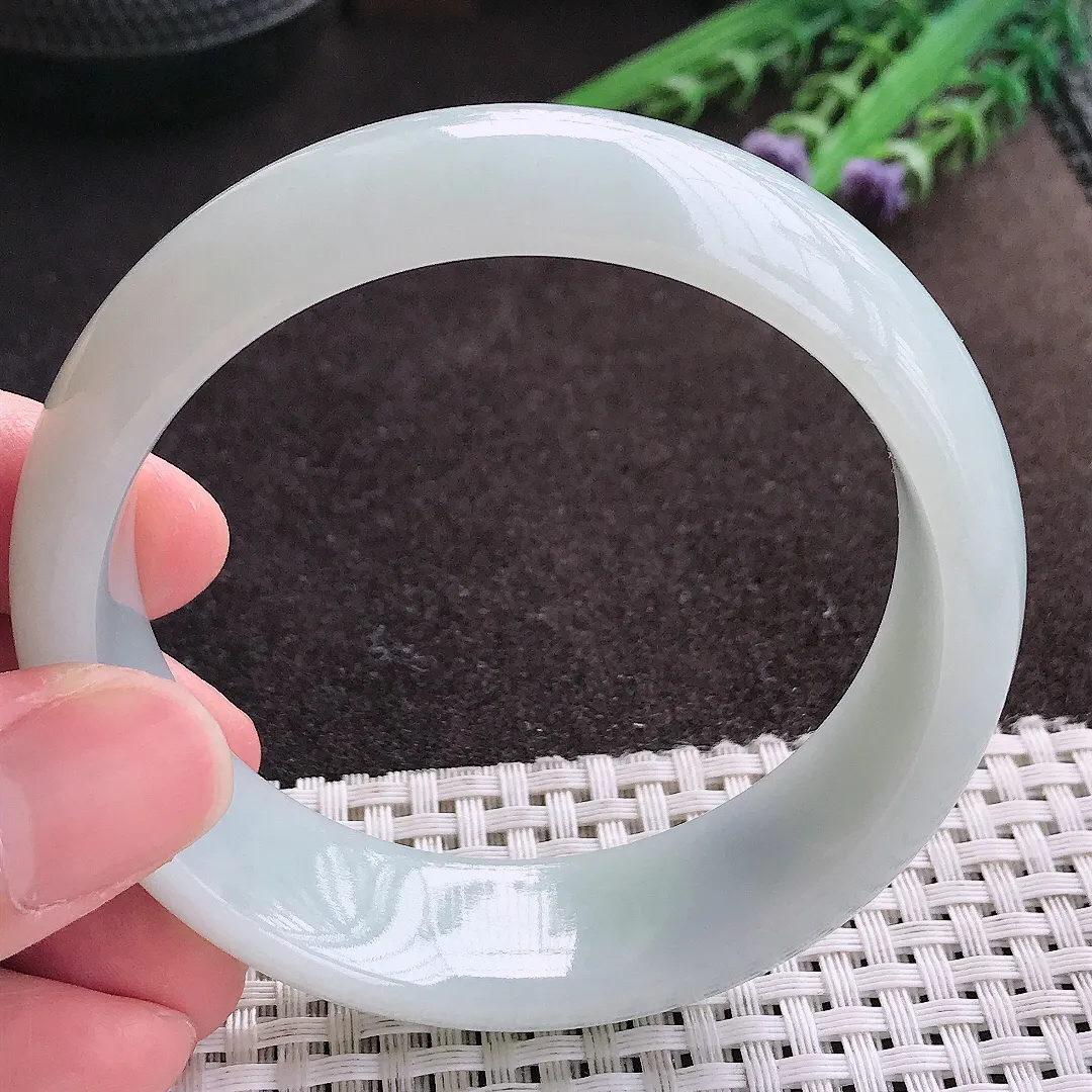 实拍A货翡翠59/18.8/8轮胎镯老坑秀气温润手镯宽边玉镯子