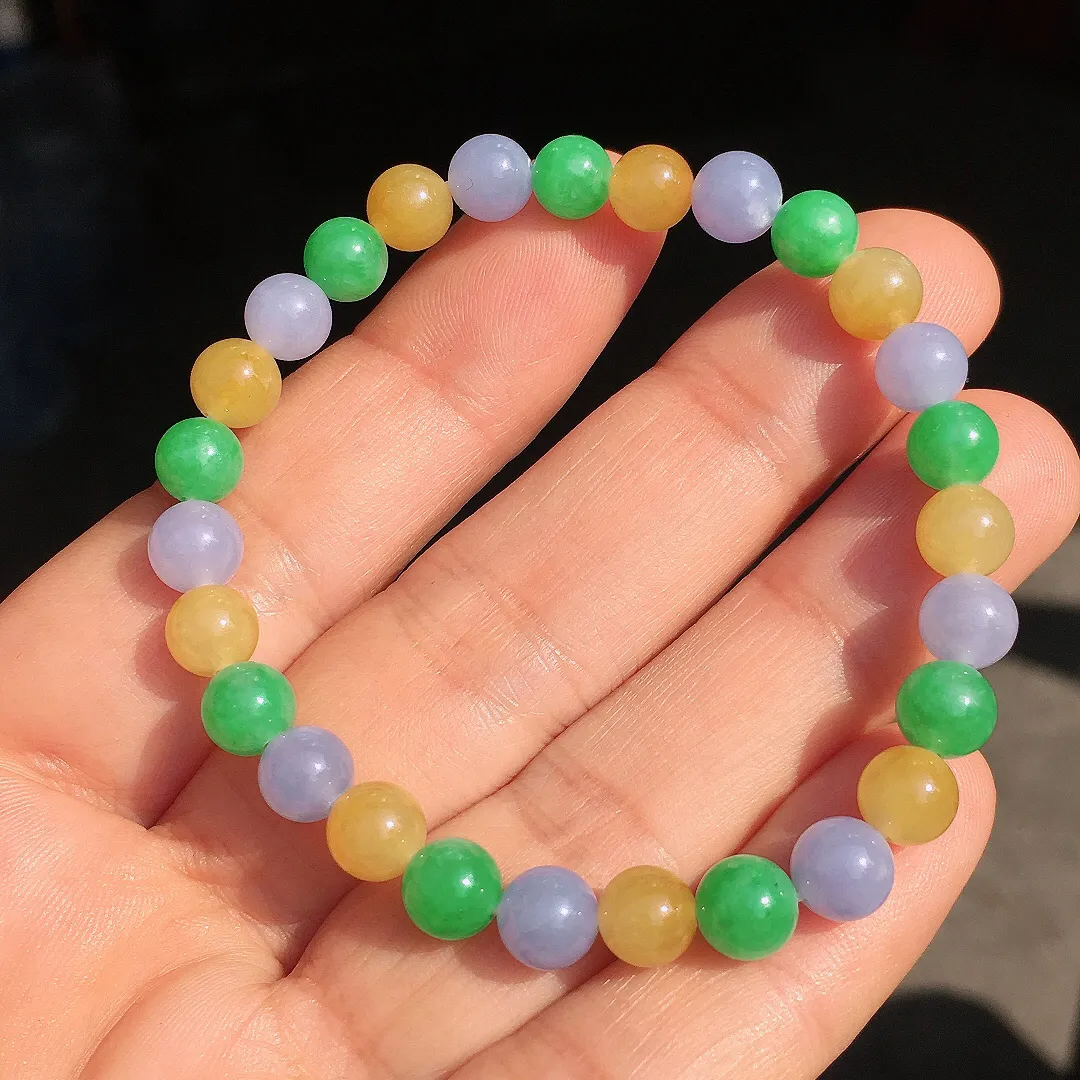 多宝手串，色泽均匀艳丽，玉质细腻，荧光感超
强，饱满圆润，尽显优雅气质，