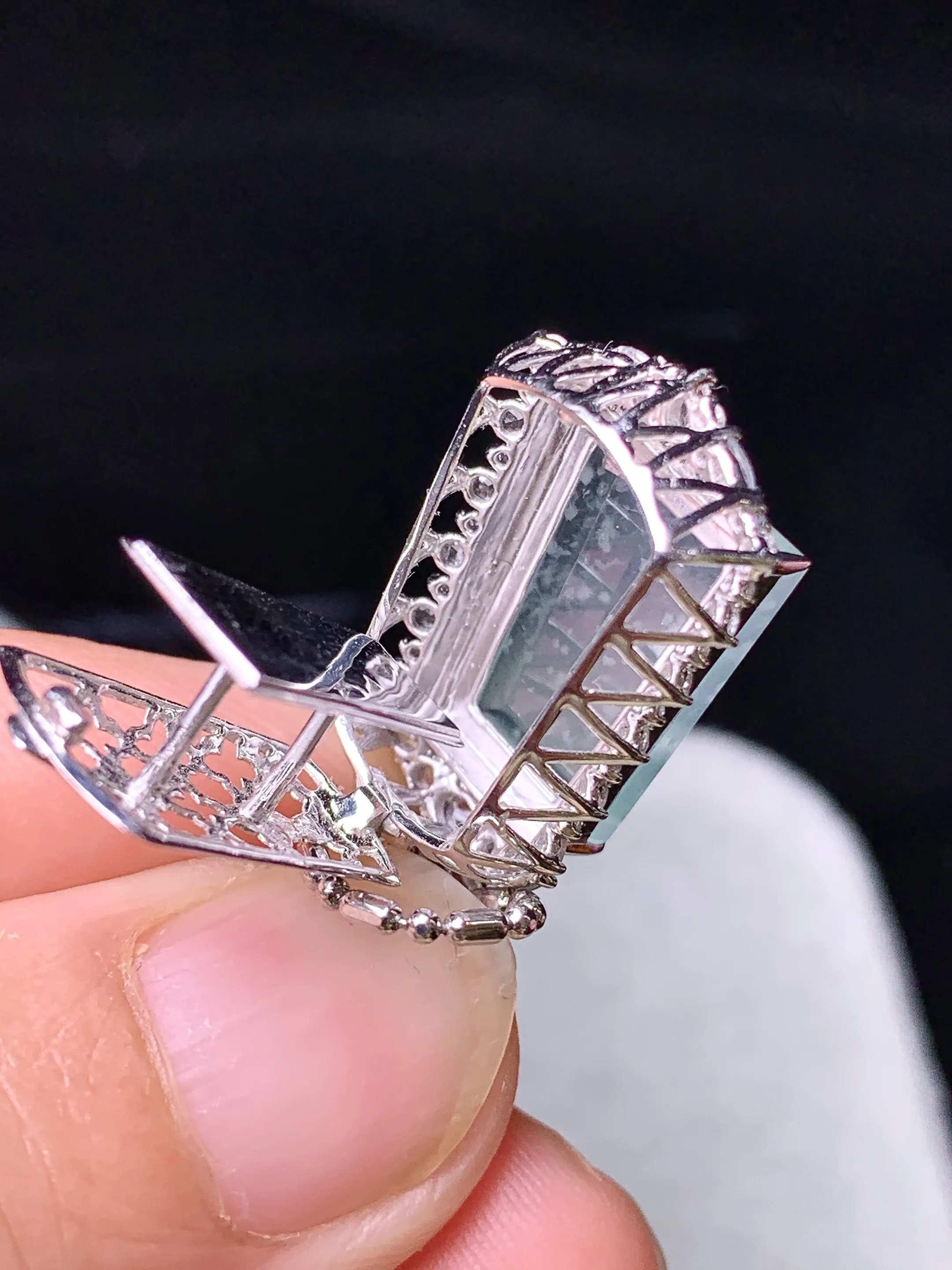 18金钻镶嵌冰种无事牌吊坠 玉质细腻 色泽清新艳丽 整体尺寸28.8*14.2*10.2