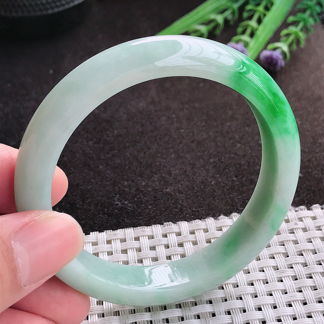 实拍A货翡翠56/12.1/8.1老坑精美温润飘阳绿手镯宽边玉镯子