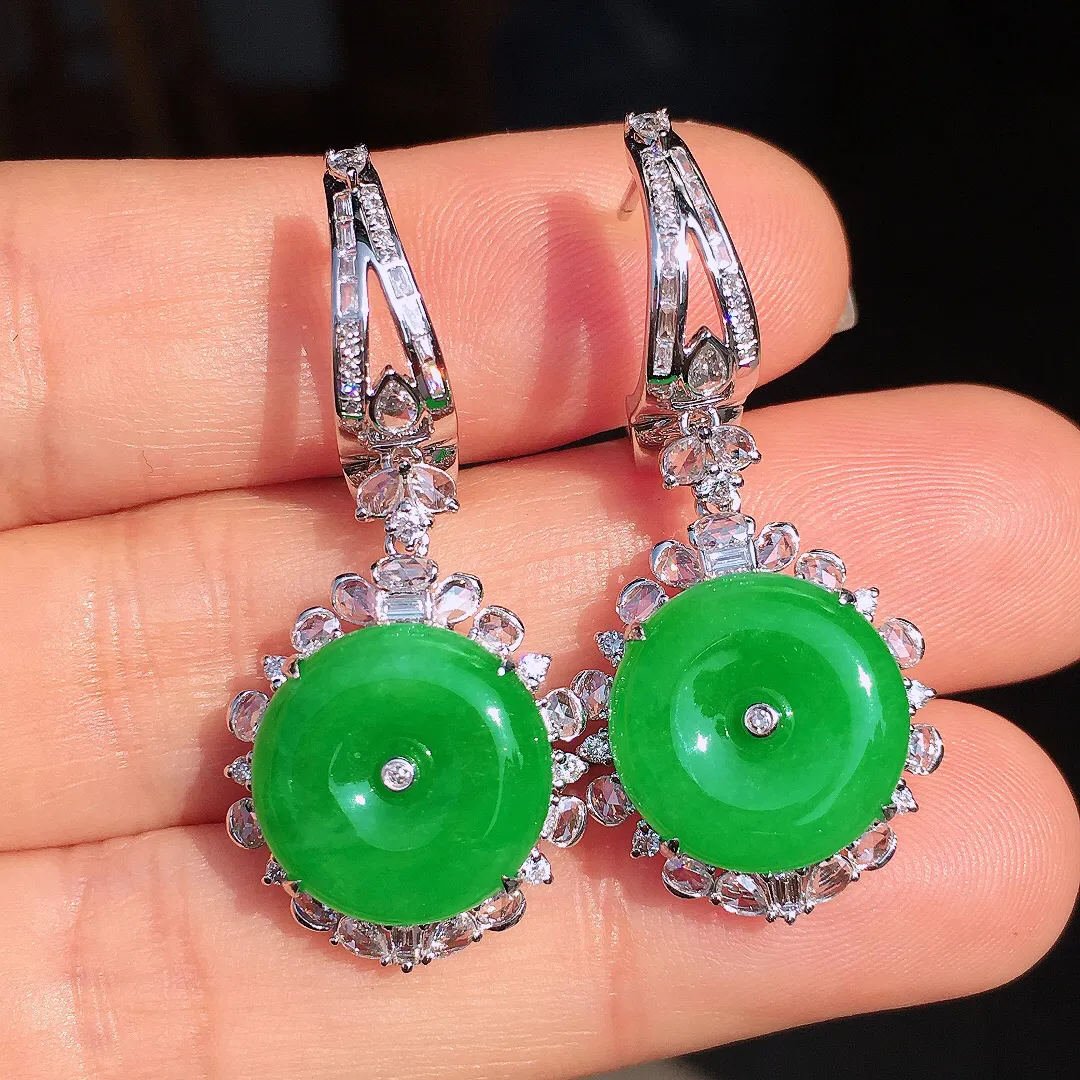 阳绿平安扣耳坠，色泽均匀艳丽，玉质细腻，荧光感超
强，饱满圆润，尽显优雅气质，18k
金豪华镶嵌