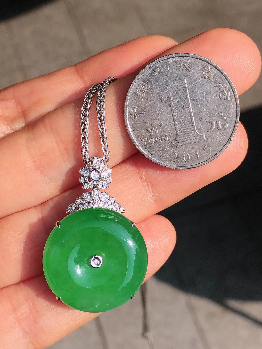 阳绿平安扣吊坠，色泽均匀艳丽，玉质细腻，荧光感超
强，饱满圆润，尽显优雅气质，18k
金豪华镶嵌
