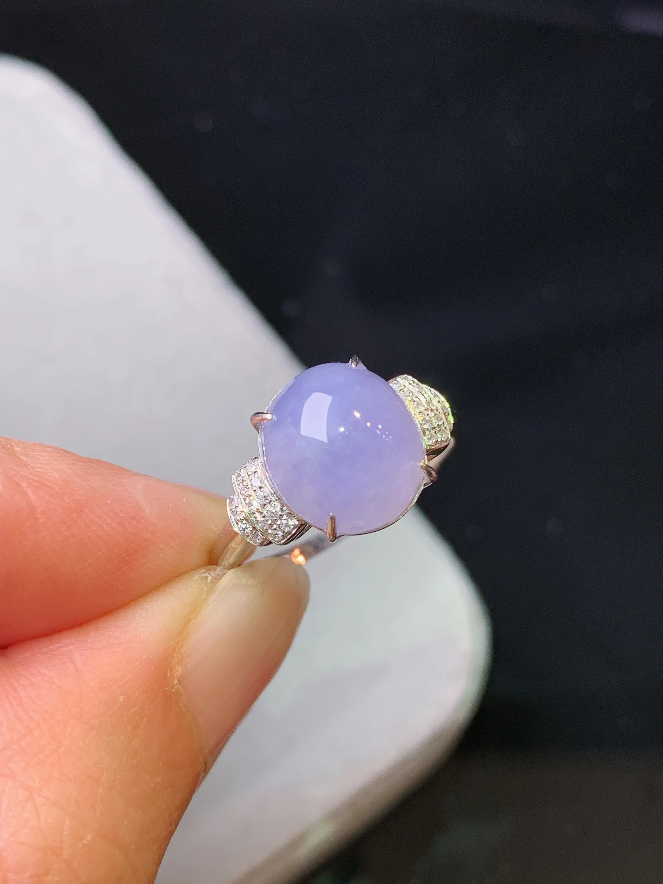 18金钻镶嵌紫罗兰蛋面戒指 玉质细腻 色泽清新艳丽 圈口14 裸石尺寸10.5*9*5