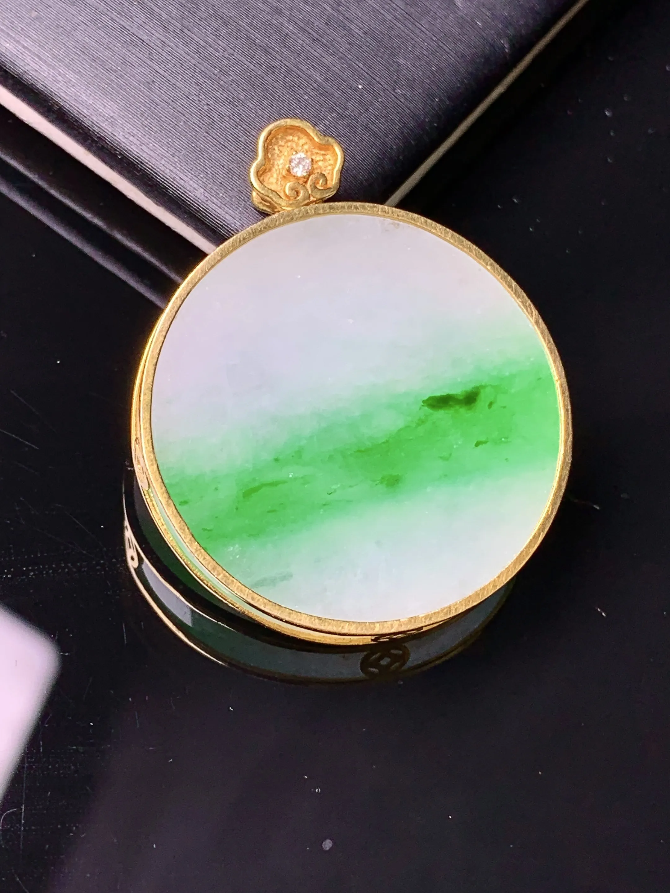 18金镶嵌飘绿圆牌吊坠 玉质细腻 色泽清新艳丽 整体尺寸31*25.3*3.6