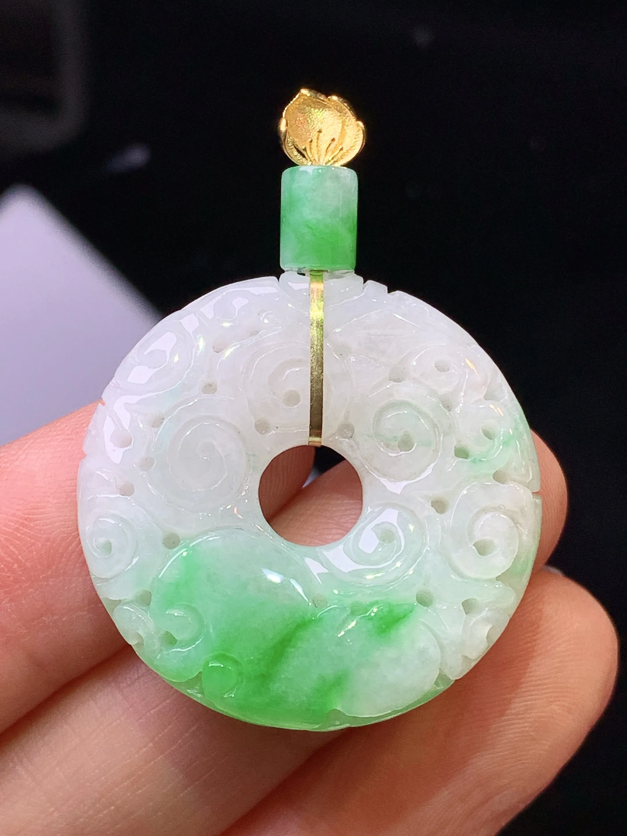 18金镶嵌飘绿仿古平安扣吊坠 玉质细腻 色泽清新艳丽 整体尺寸39.2*28*6
