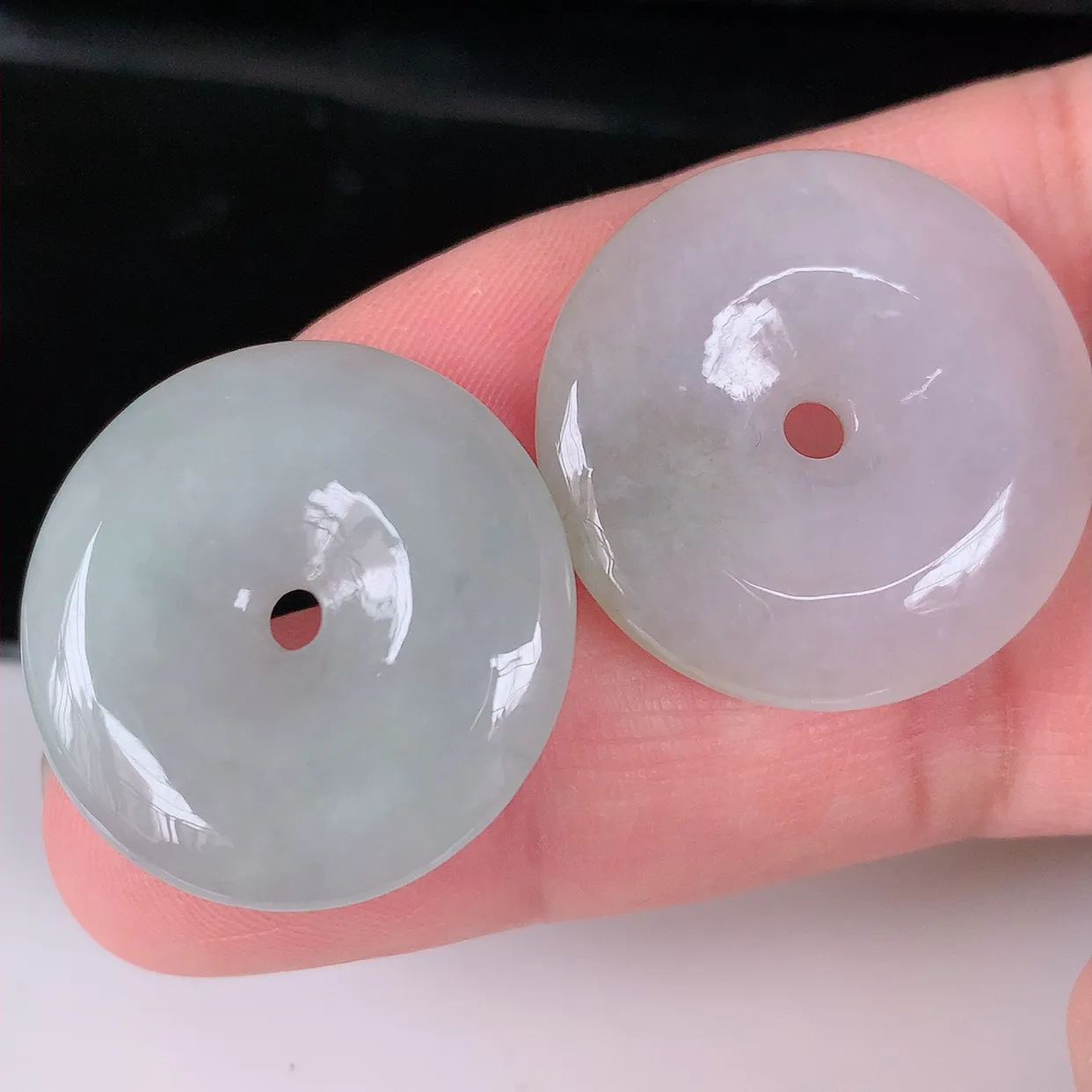 自然光实拍，冰翡翠一对平安扣吊坠，玉扣，平安是福；很美的料子，平安扣佩戴优雅迷人！#167.3尺寸26-6，26-5.6mm