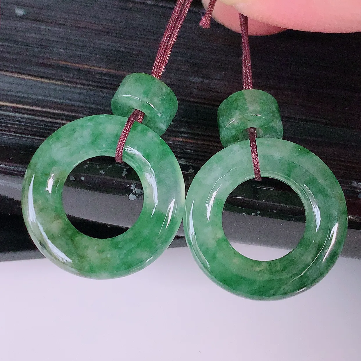 自然光实拍，冰种飘花翡翠一对平安扣耳坠，翠色灵动，玉质细腻，颜色漂亮，品相佳，佩戴佳品！配银线 #1