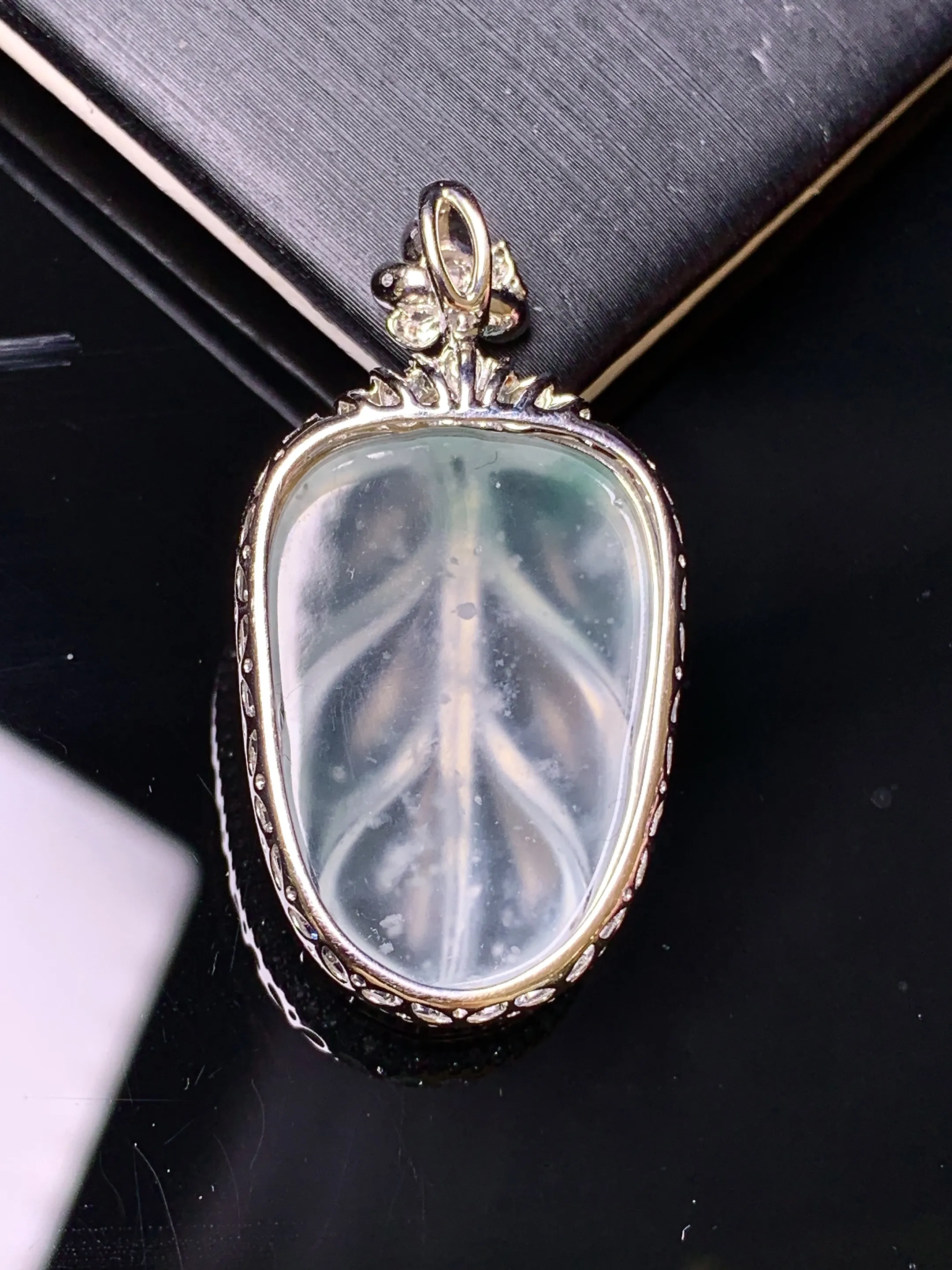 18金钻镶嵌冰种树叶吊坠 玉质细腻 色泽清新艳丽 整体尺寸35.8*18.8*7