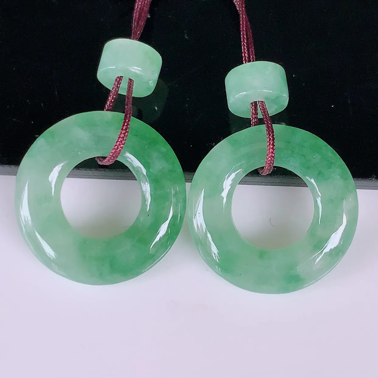 自然光实拍，冰种飘花翡翠一对平安扣耳坠，翠色灵动，玉质细腻，颜色漂亮，品相佳，佩戴佳品！配银线 #165.3平安扣尺寸14.2-2.6mm