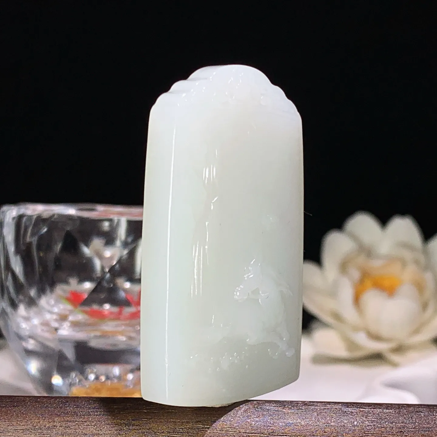 和田玉白玉马到成功牌子挂件 尺寸53/31/8重31克 无裂无杂 玉质细腻油润 底色纯净 脂粉好，品质好。lt260124