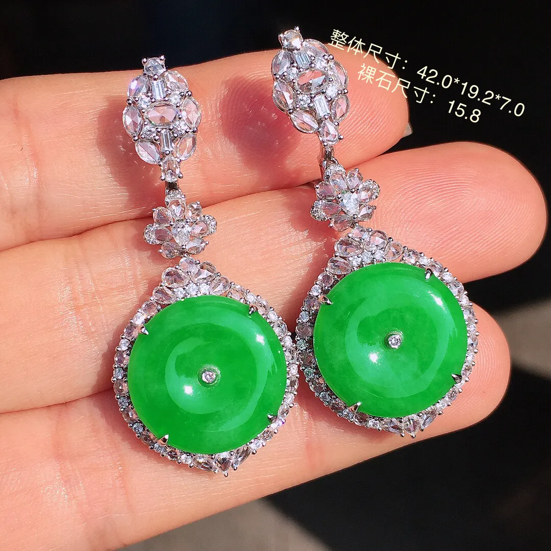 阳绿平安扣耳坠，色泽均匀艳丽，玉质细腻，荧光感超
强，饱满圆润，尽显优雅气质，18k
金豪华镶嵌