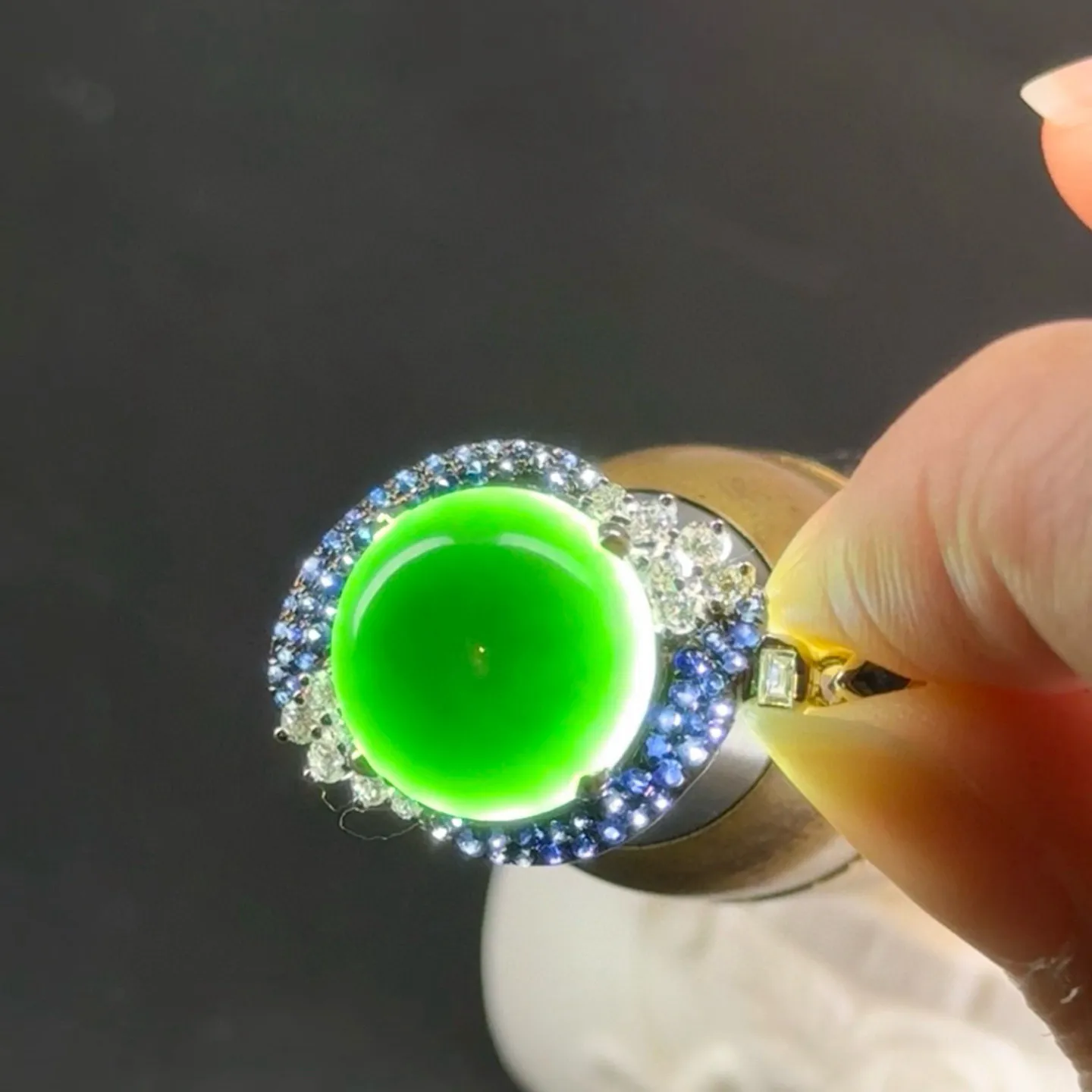 豪镶墨翠大耳坠 种好色正 黑度极好 打灯通透 油性十足 尺寸13.9