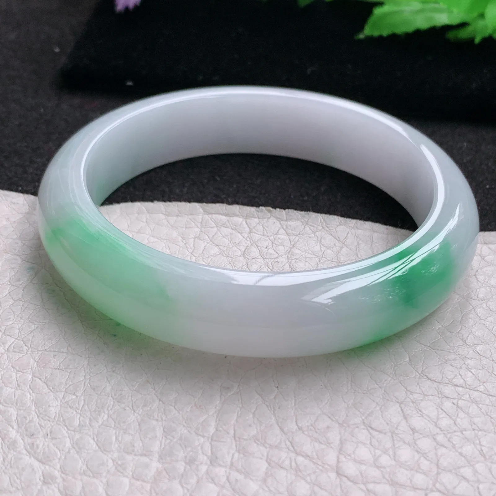 yh实拍56.5*13*8.3平安镯 缅甸翡翠a货精美白底青宽边玉手镯 玉手环