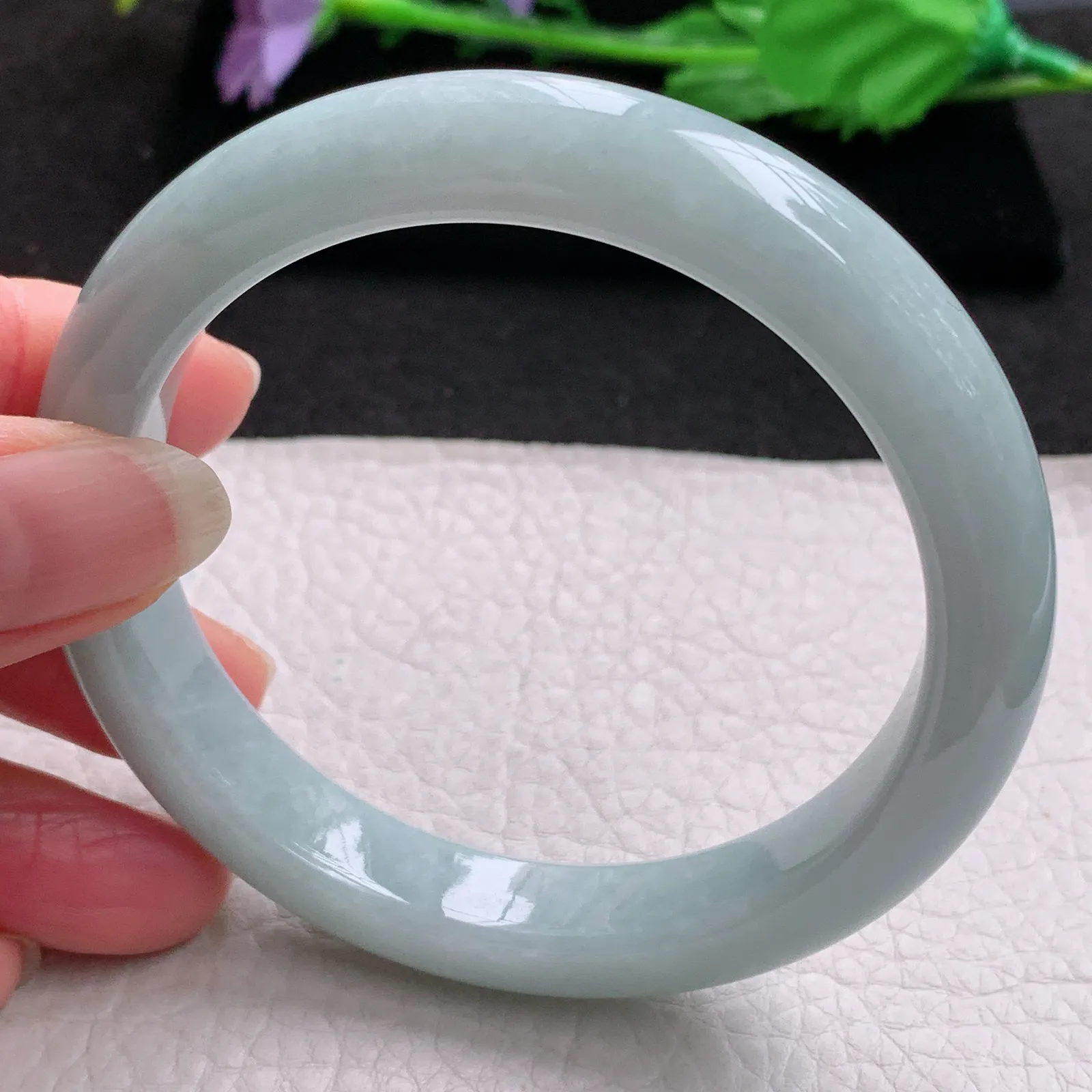 js大圈口62*12.3*9.3平安镯 缅甸翡翠a货精美浅绿宽边玉手镯 玉手环