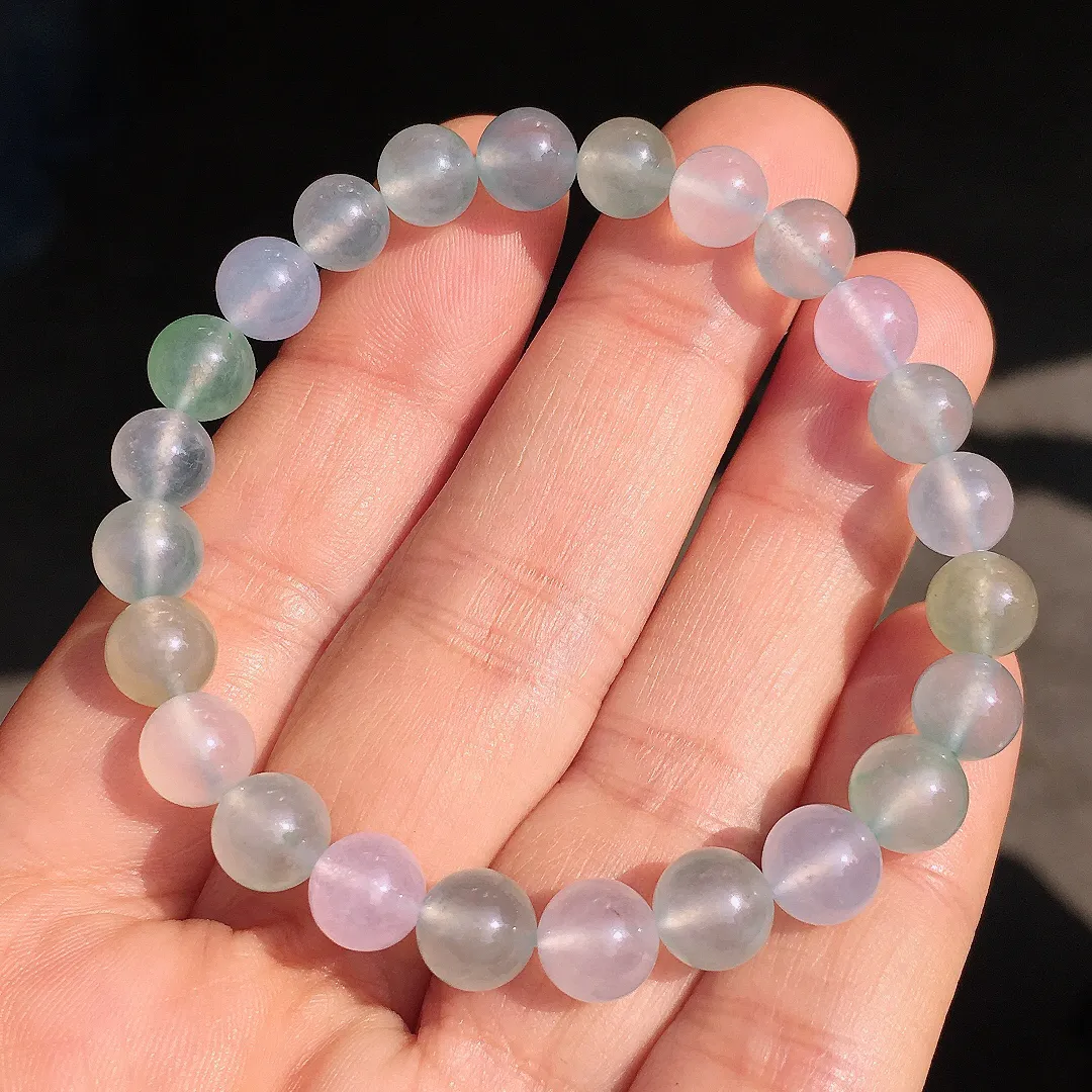 冰种珠子手串，色泽均匀艳丽，玉质细腻，荧光感超
强，饱满圆润，尽显优雅气质，