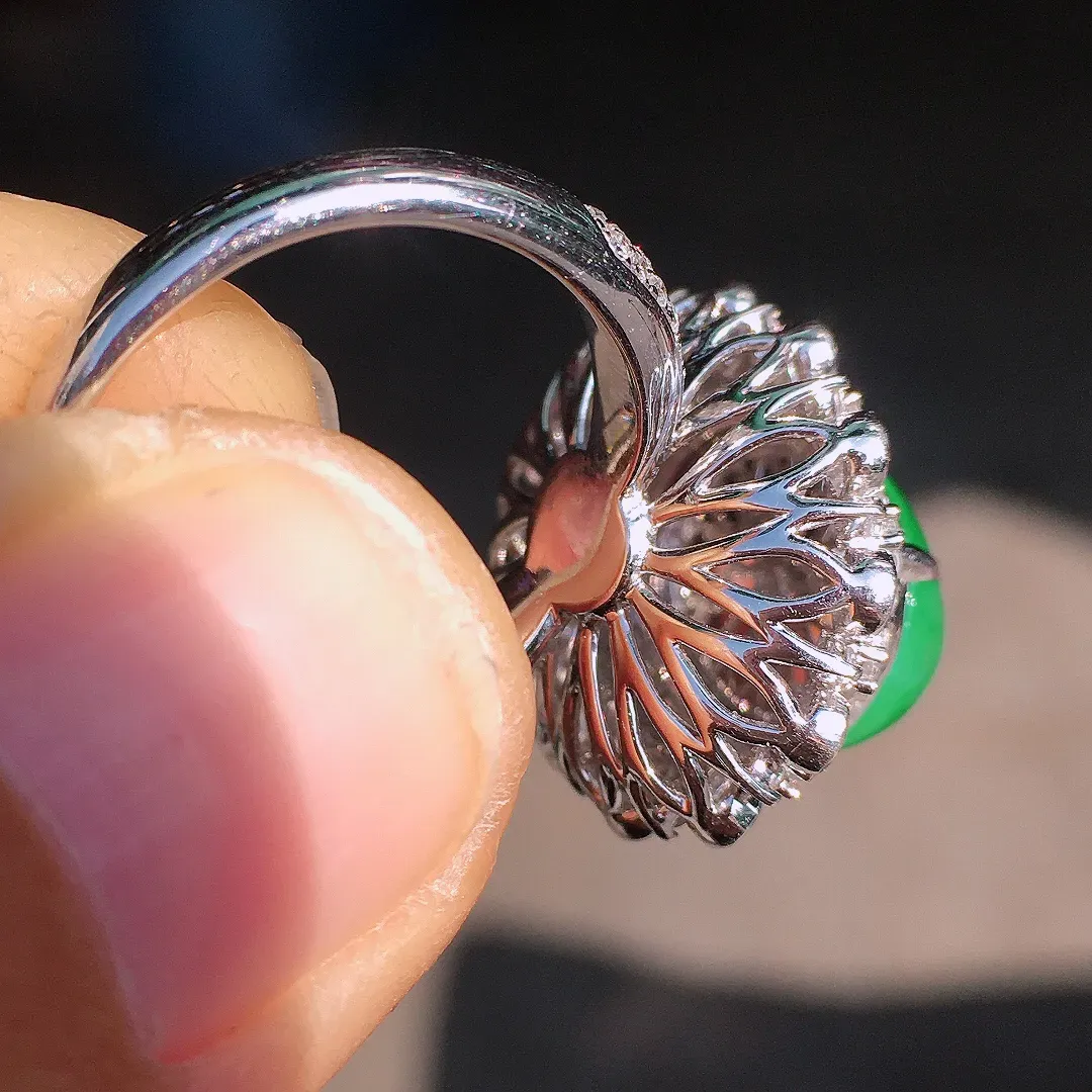 阳绿蛋面戒指，色泽均匀艳丽，玉质细腻，荧光感超
强，饱满圆润，尽显优雅气质，18k
金豪华镶嵌