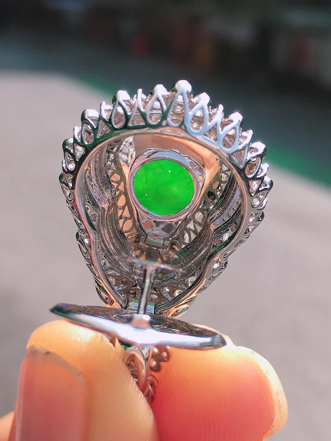 阳绿葫芦吊坠，色泽均匀艳丽，玉质细腻，荧光感超
强，饱满圆润，尽显优雅气质，18k
金豪华镶嵌