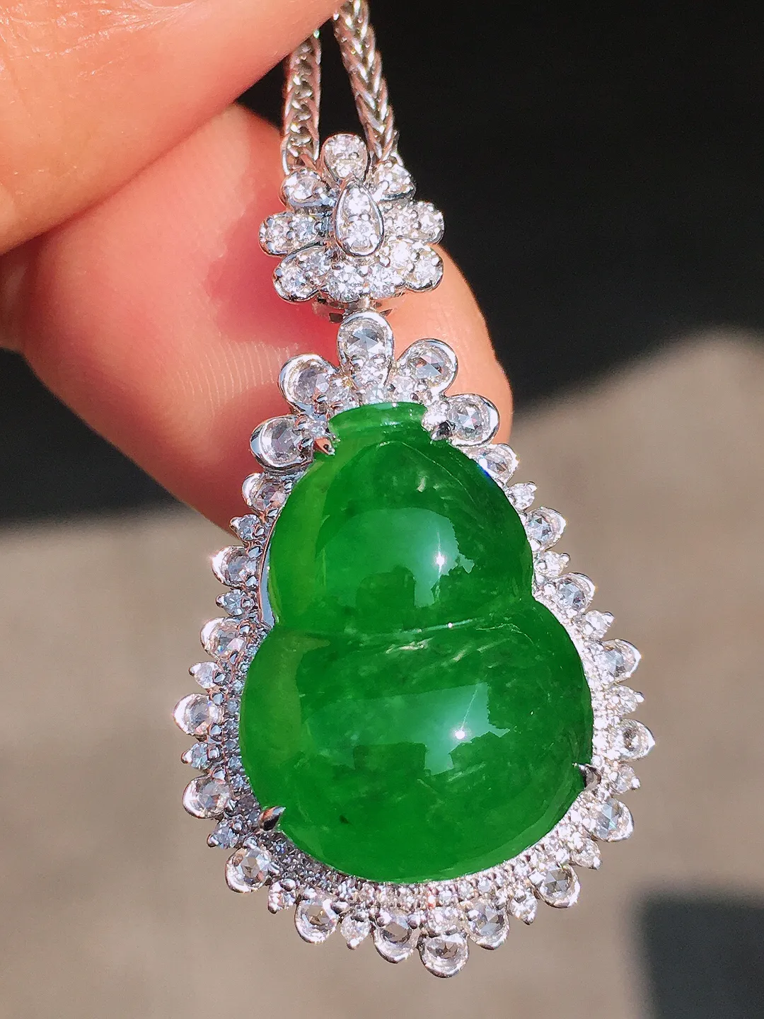 阳绿葫芦吊坠，色泽均匀艳丽，玉质细腻，荧光感超
强，饱满圆润，尽显优雅气质，18k
金豪华镶嵌