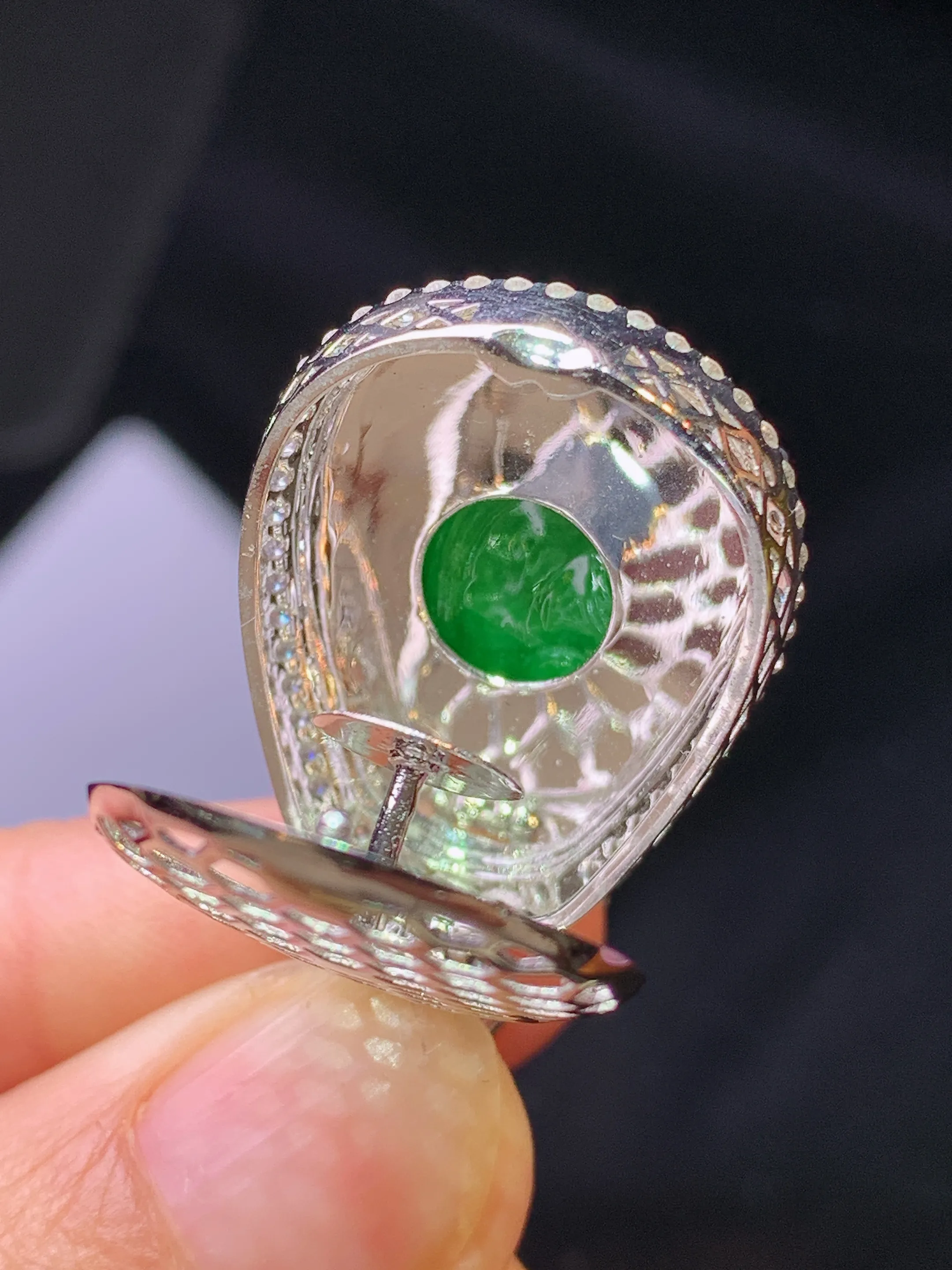 18金钻镶嵌满绿如意吊坠 玉质细腻 色泽清新艳丽 整体尺寸34.6*20.6*11.2