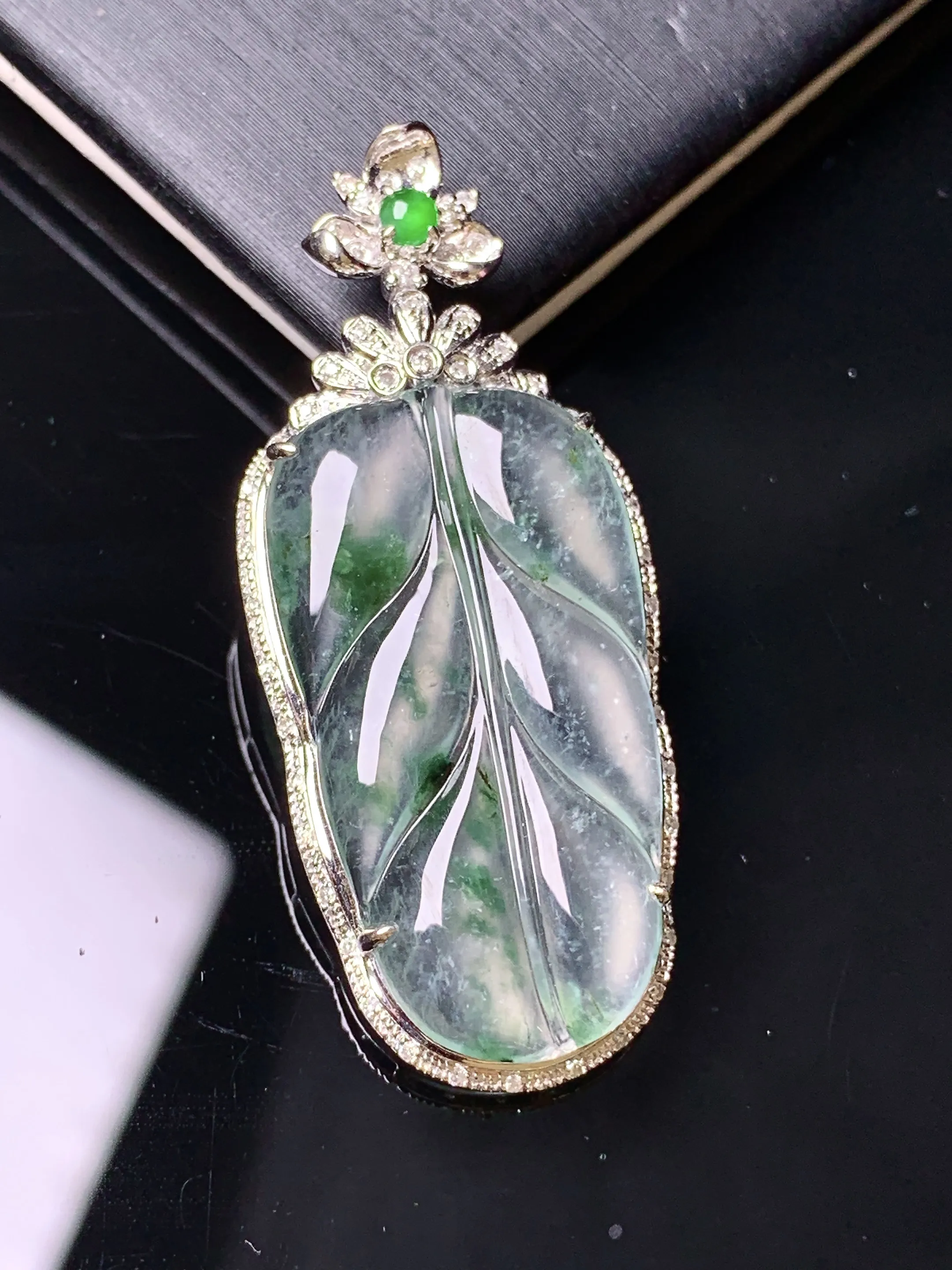 18金钻镶嵌飘绿树叶吊坠 玉质细腻 色泽清新艳丽 整体尺寸41.7*17.6*5.6