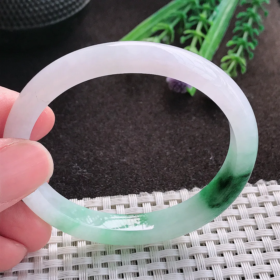 实拍A货翡翠54.5/47.5/9/6.9老坑冰润水灵飘绿花贵妃手镯宽边玉镯子