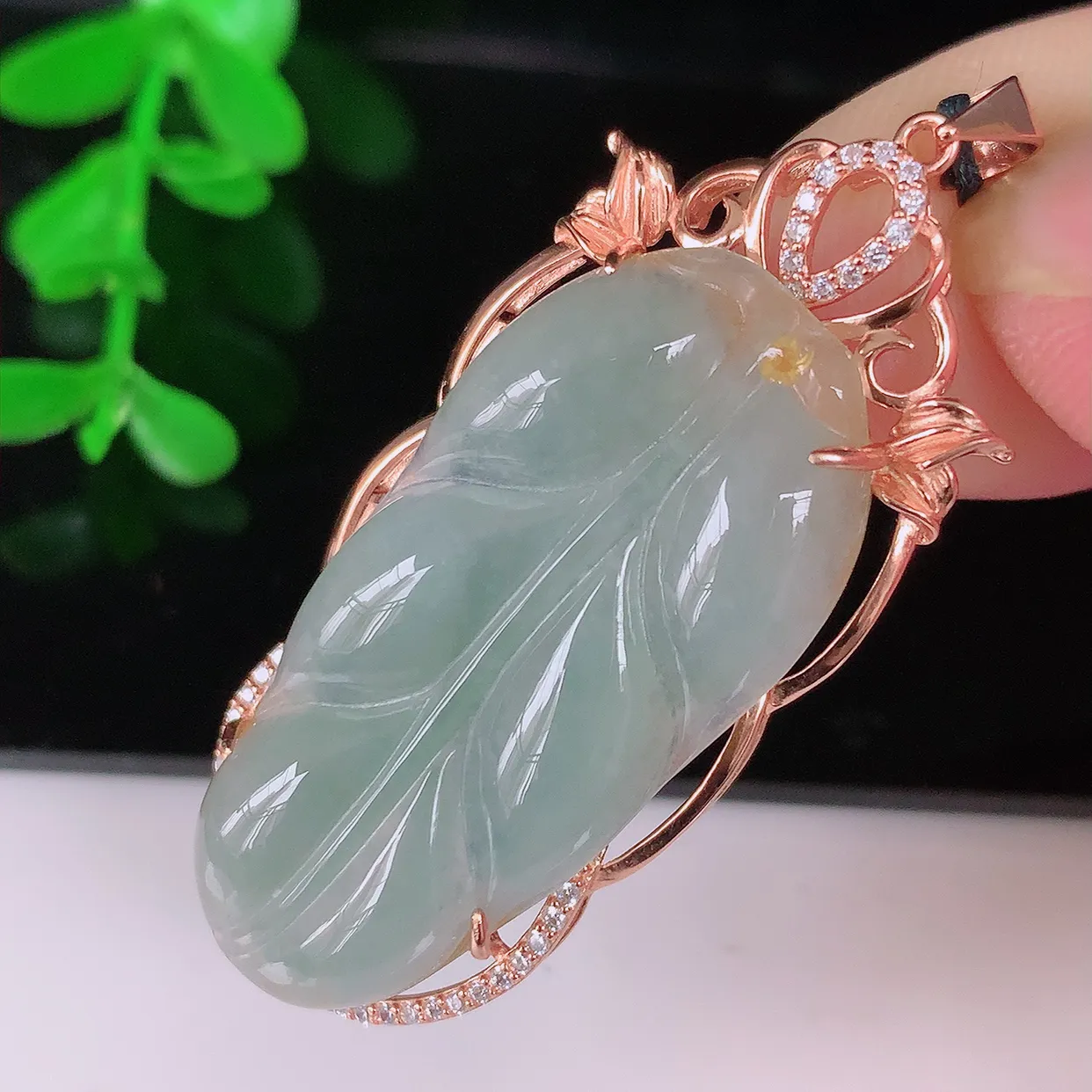 冰种翡翠叶子925银镶嵌吊坠，自然光实拍，翠色灵动，颜色漂亮，种老水足，品相佳，佩戴佳品！#103.3整体50*20*7裸石35.5*16.5