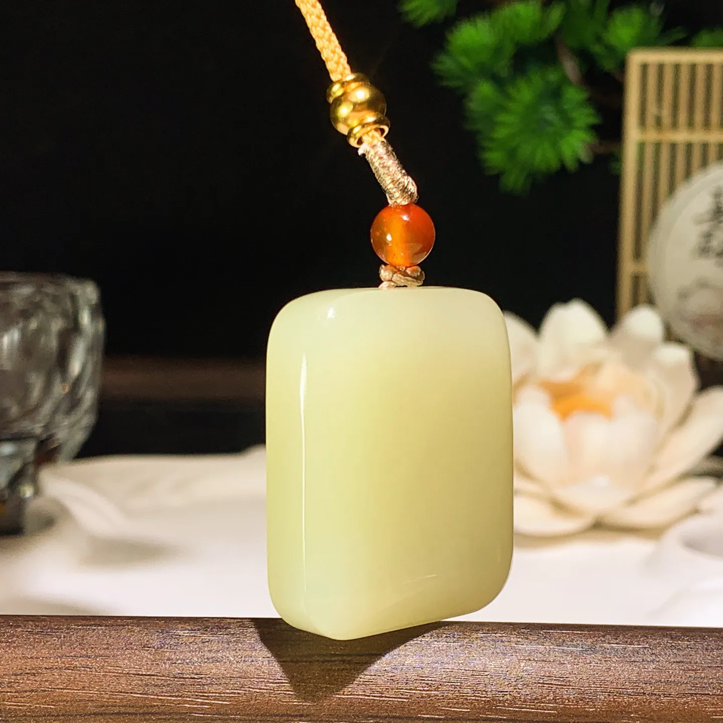 新疆和田玉若羌黄口料平安无事牌挂件。尺寸33/27/10重27.6克 无裂无杂 玉质细腻油润 底色纯