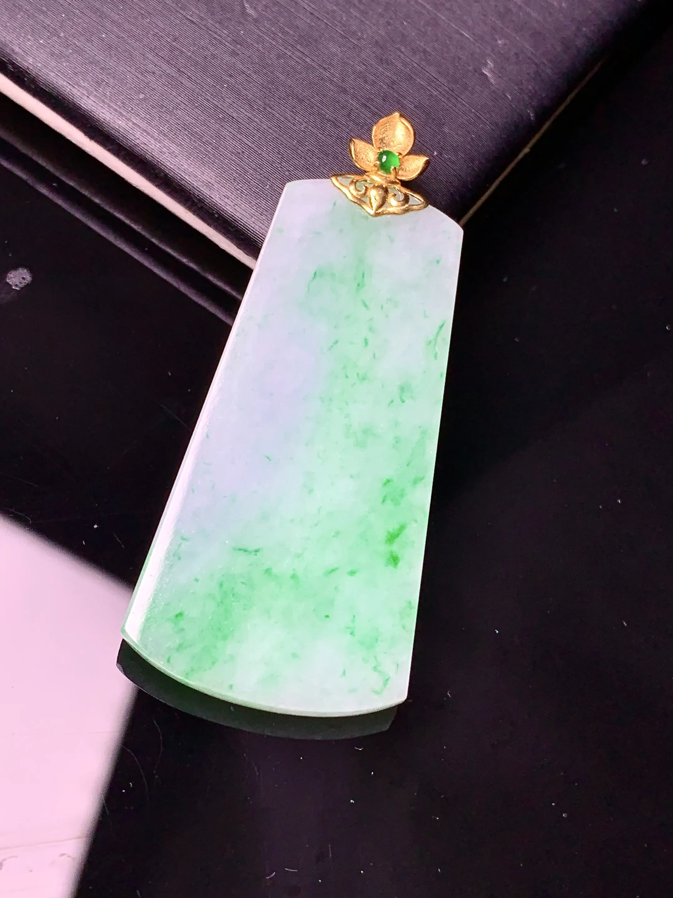 18金镶嵌飘绿无事牌吊坠 玉质细腻 色泽清新艳丽 整体尺寸37.6*19.2*3.2