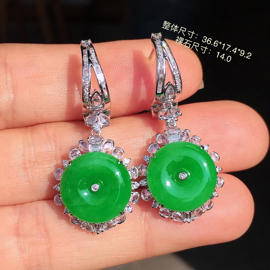 阳绿平安扣耳坠，色泽均匀艳丽，玉质细腻，荧光感超
强，饱满圆润，尽显优雅气质，18k
金豪华镶嵌