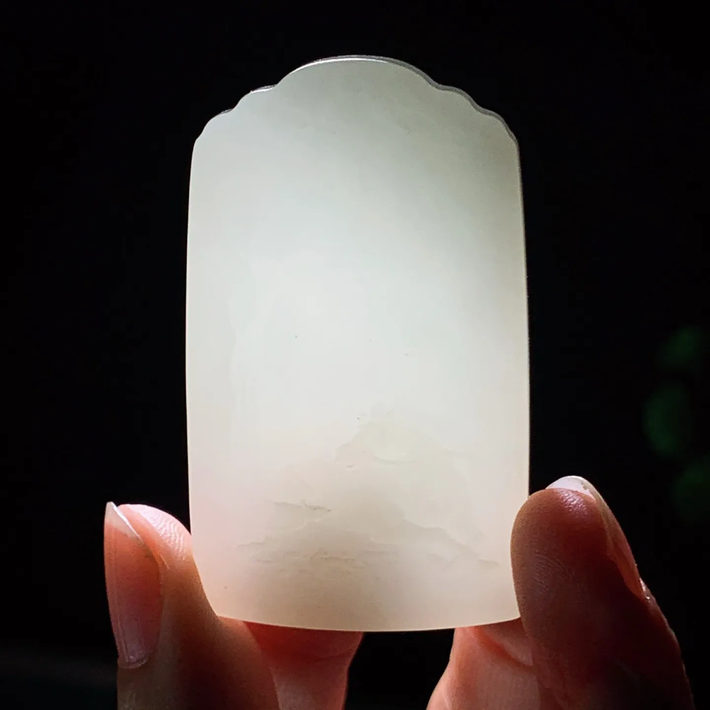 和田玉白玉马到成功牌子挂件 尺寸53/31/8重31克 无裂无杂 玉质细腻油润 底色纯净 脂粉好，品质好。lt260124