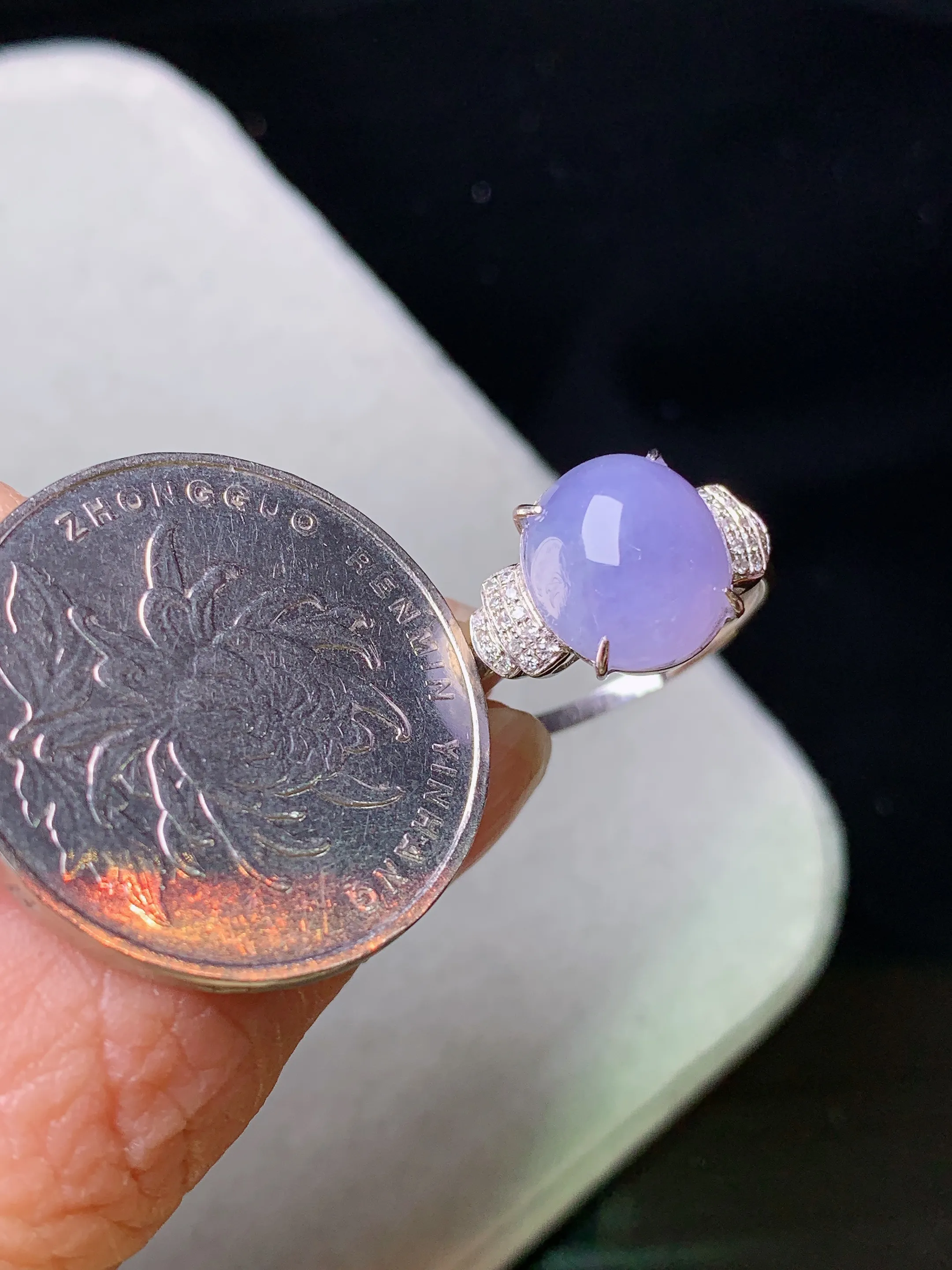 18金钻镶嵌紫罗兰蛋面戒指 玉质细腻 色泽清新艳丽 圈口14 裸石尺寸10.5*9*5