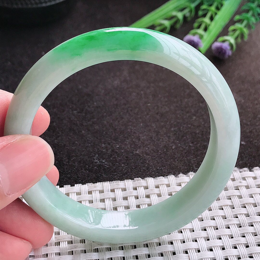 实拍A货翡翠56/12.1/8.1老坑精美温润飘阳绿手镯宽边玉镯子